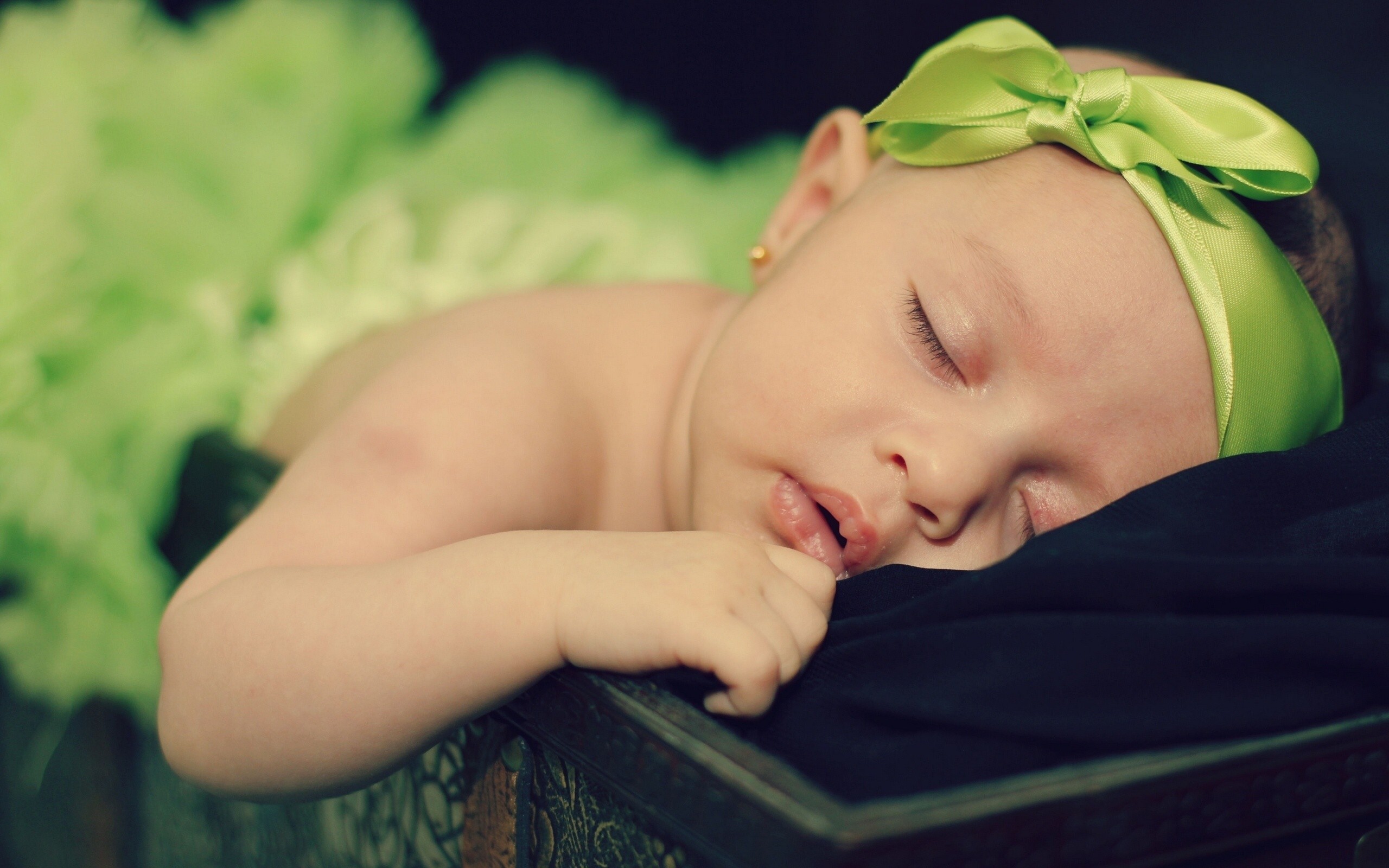 General 2560x1600 baby sleeping closed eyes closeup parted lips lying down depth of field