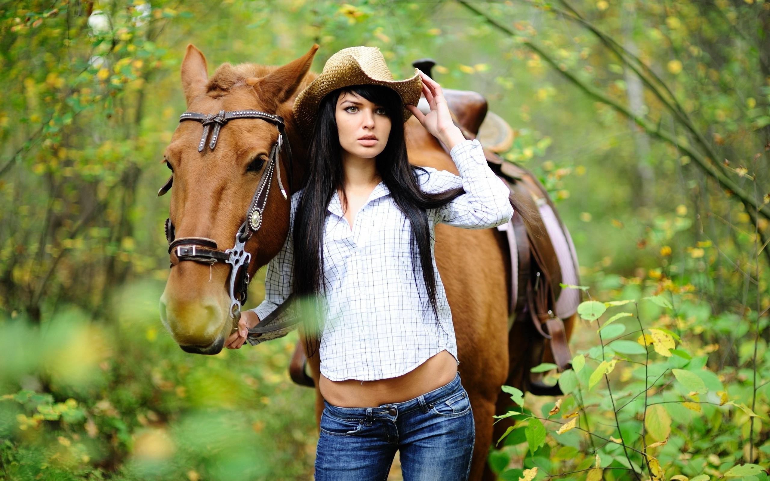 People 2560x1600 women horse animals women outdoors nature jeans hat shirt long hair women with horse belly bare midriff black hair women with hats standing mammals