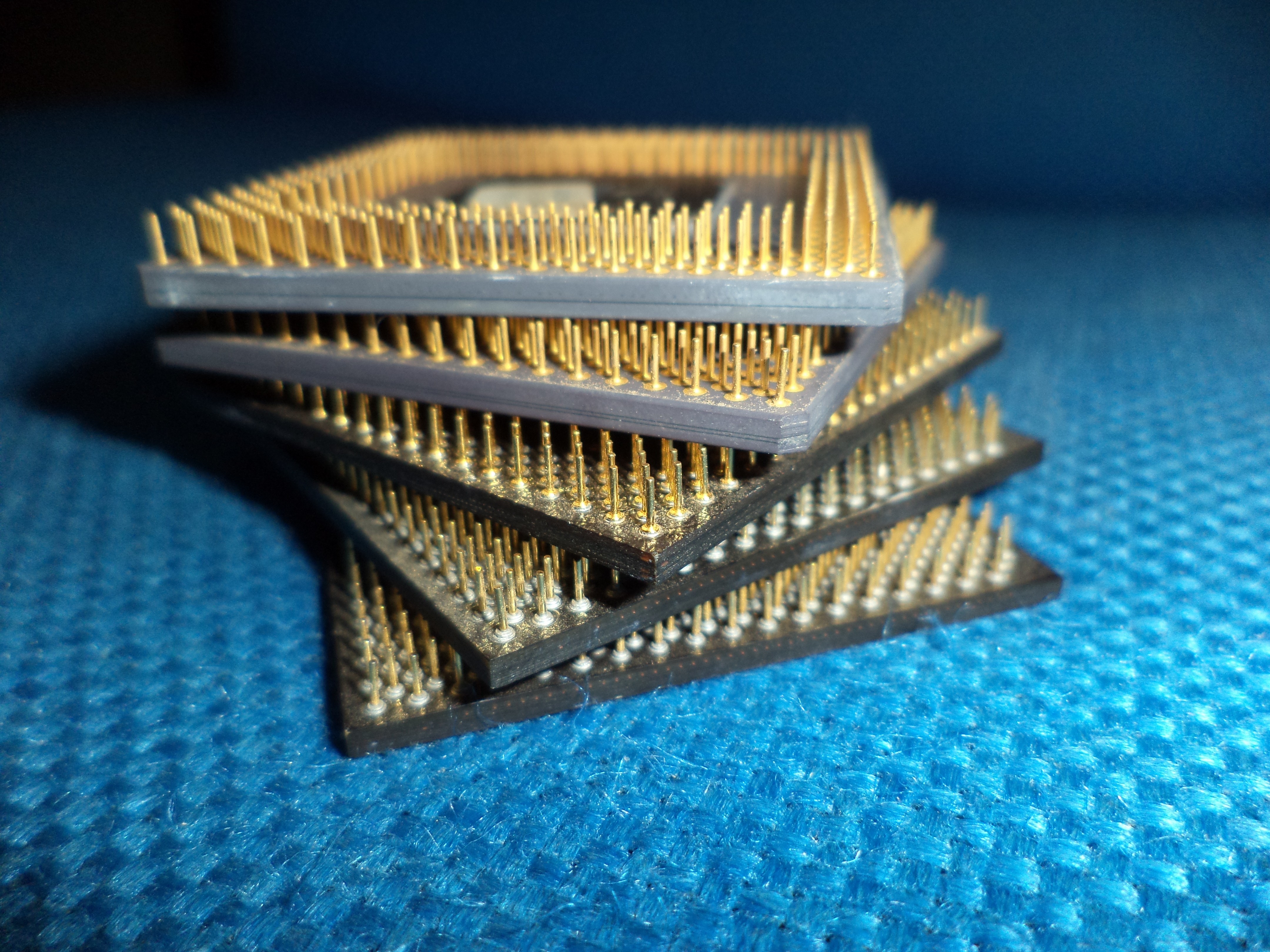 General 4320x3240 macro microchip dust gold CPU AMD Intel blue hardware technology computer