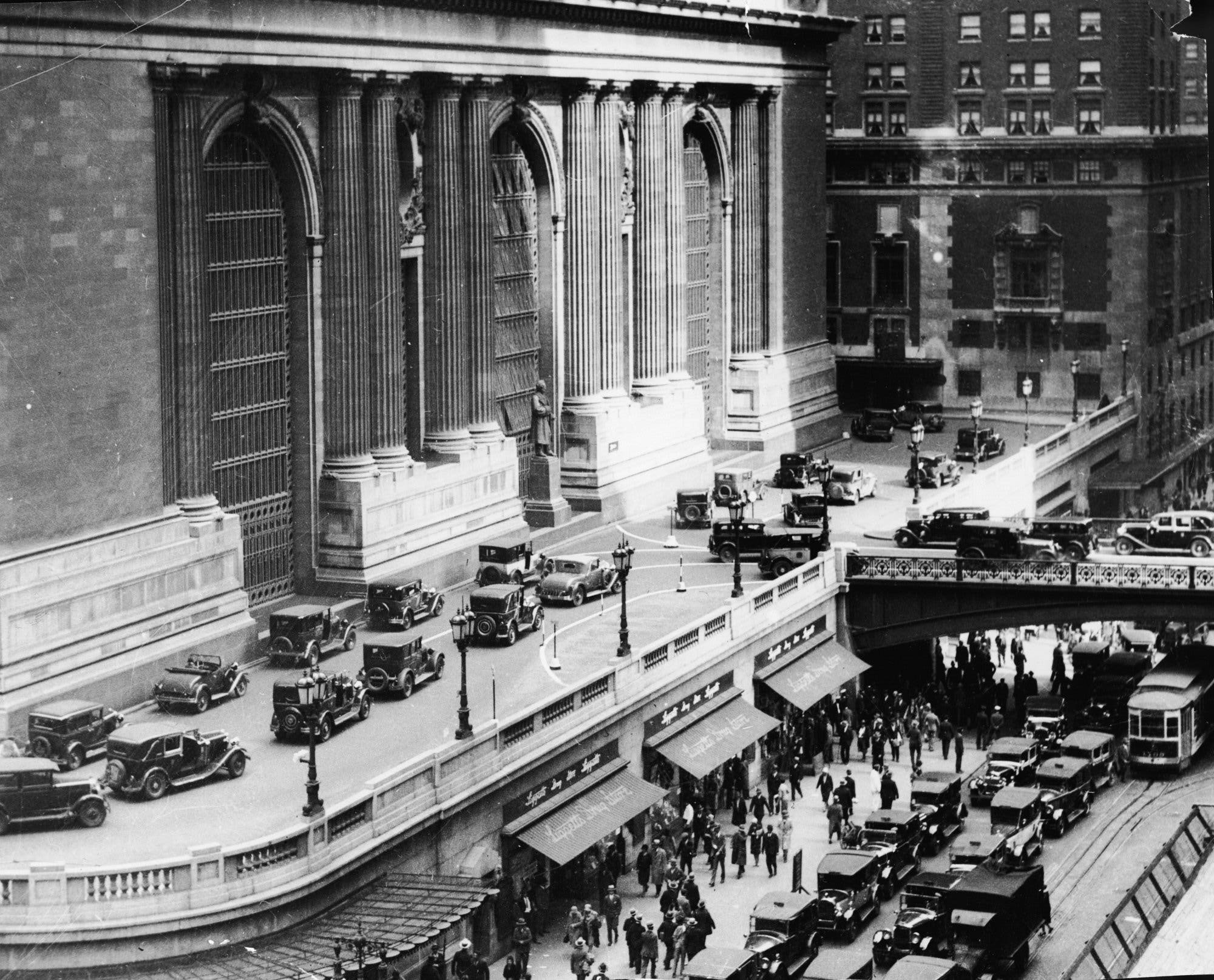 General 2000x1615 monochrome old photos cityscape people New York City Grand Central Station 1930's USA traffic street car vintage