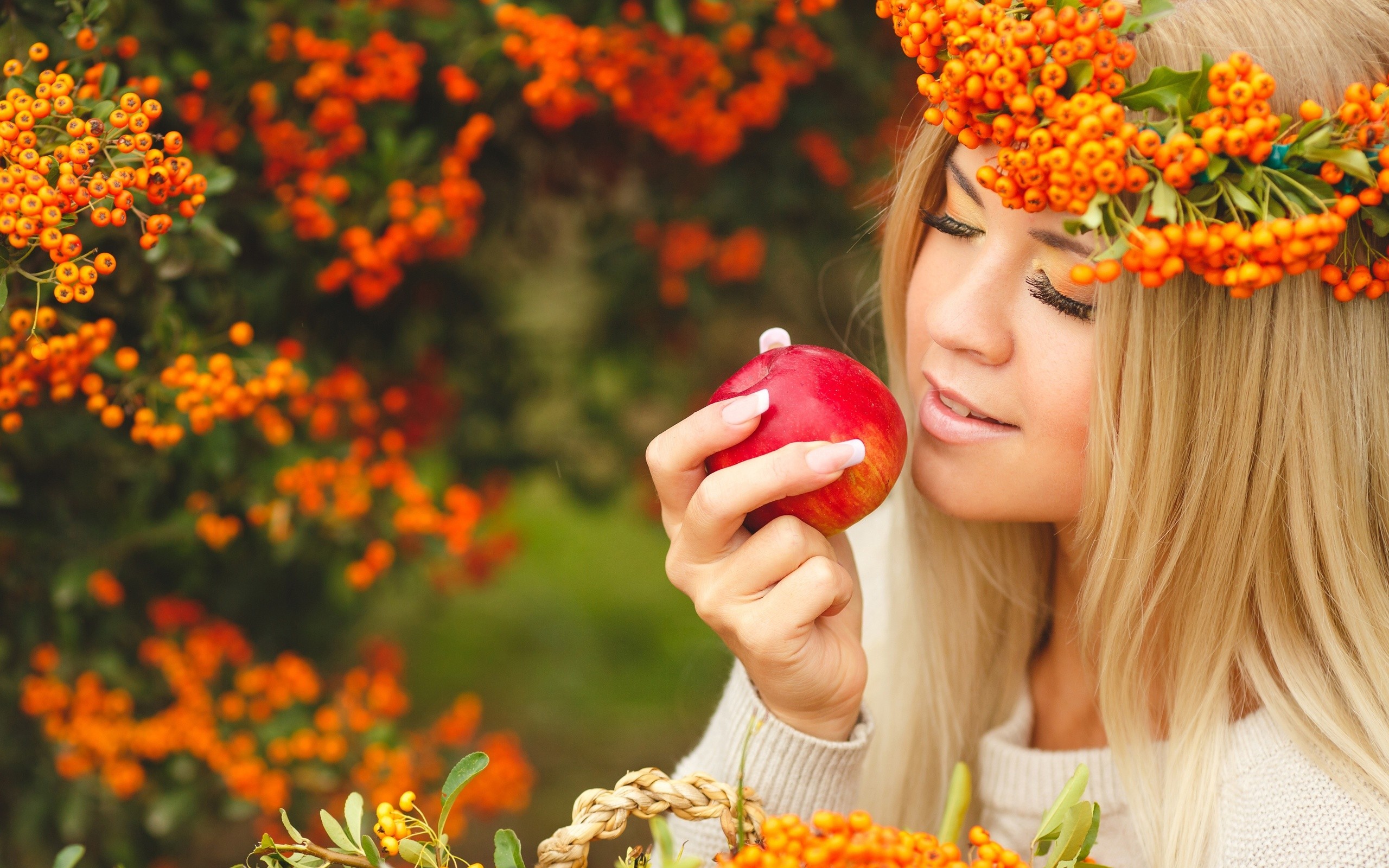 People 2560x1600 women model blonde closed eyes smiling women outdoors apples nature wreaths food fruit