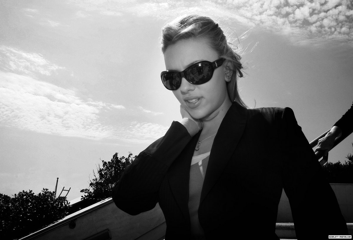 People 1200x816 Scarlett Johansson women with glasses monochrome women actress celebrity women outdoors women with shades sunglasses