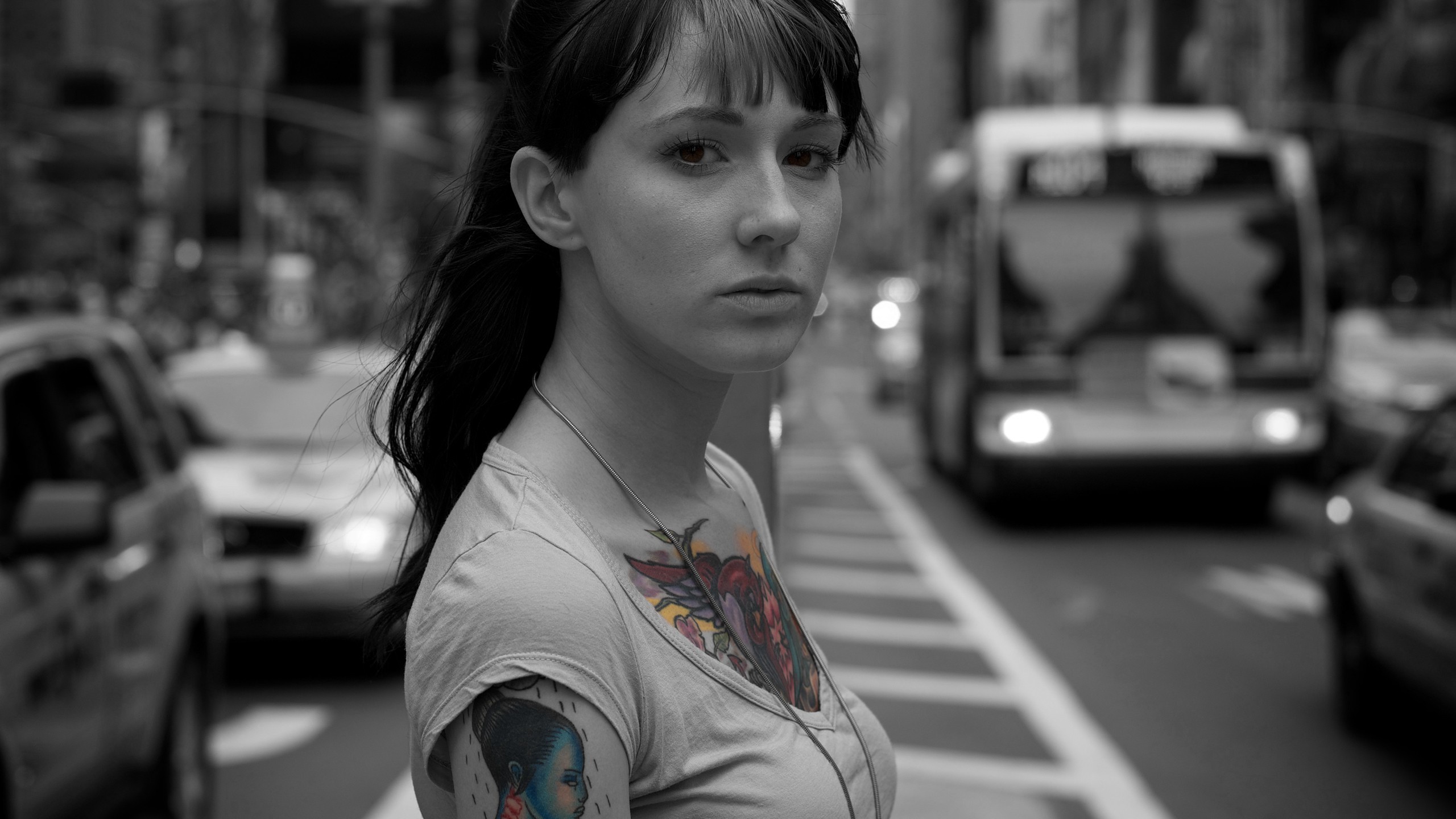 People 2560x1440 urban city selective coloring tattoo women model car T-shirt women outdoors traffic street buses inked girls portrait face looking at viewer