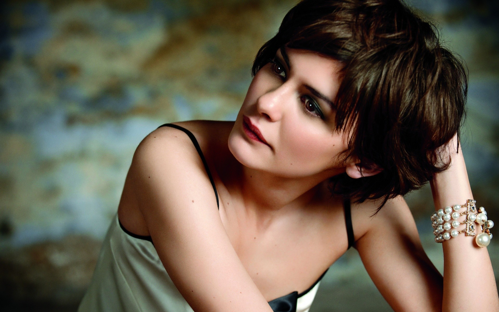 People 1920x1200 women actress brunette short hair Audrey Tautou French women looking away face bracelets red lipstick