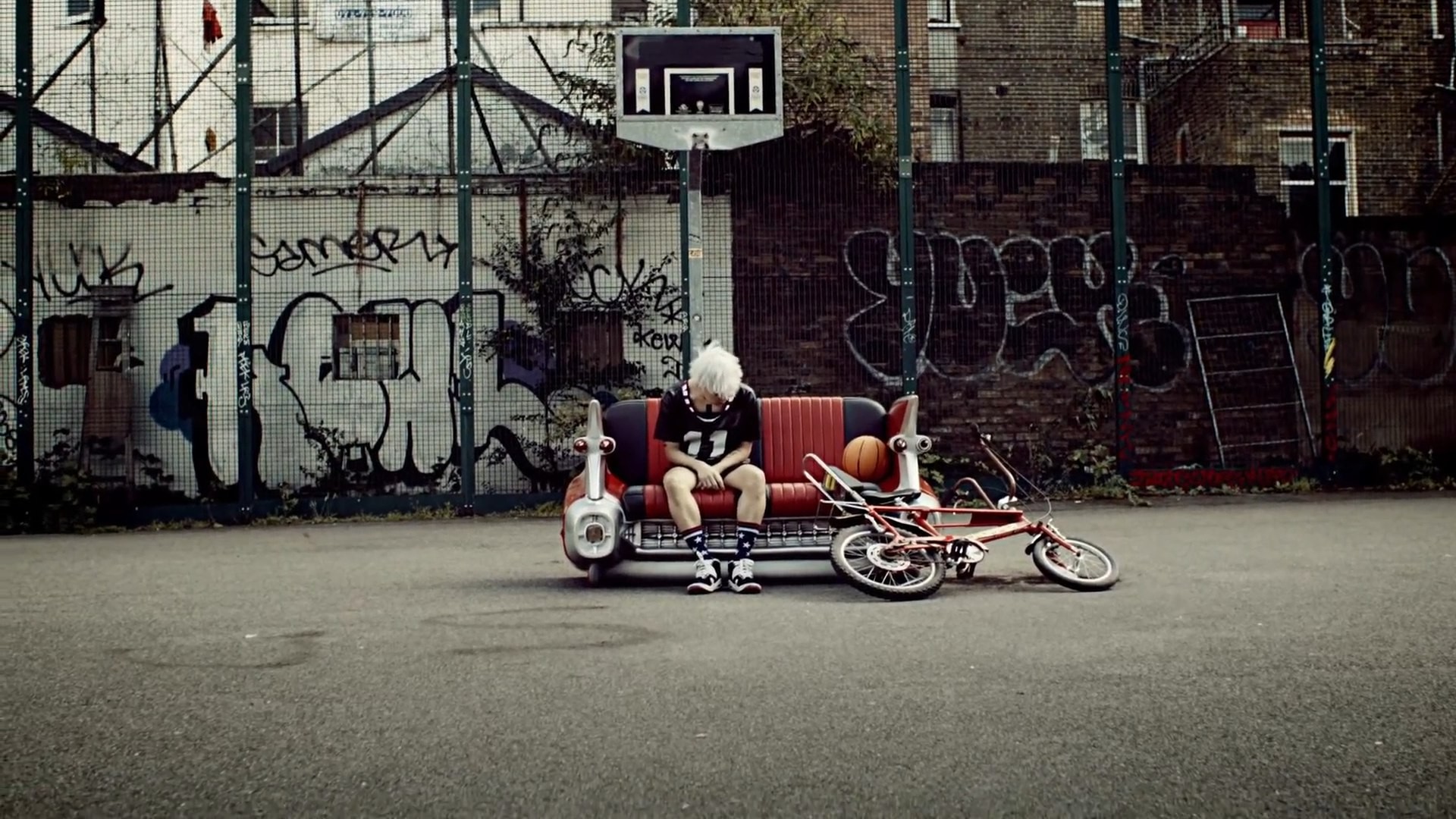 General 1920x1080 G-Dragon BIGBANG K-pop graffiti bicycle urban couch sitting