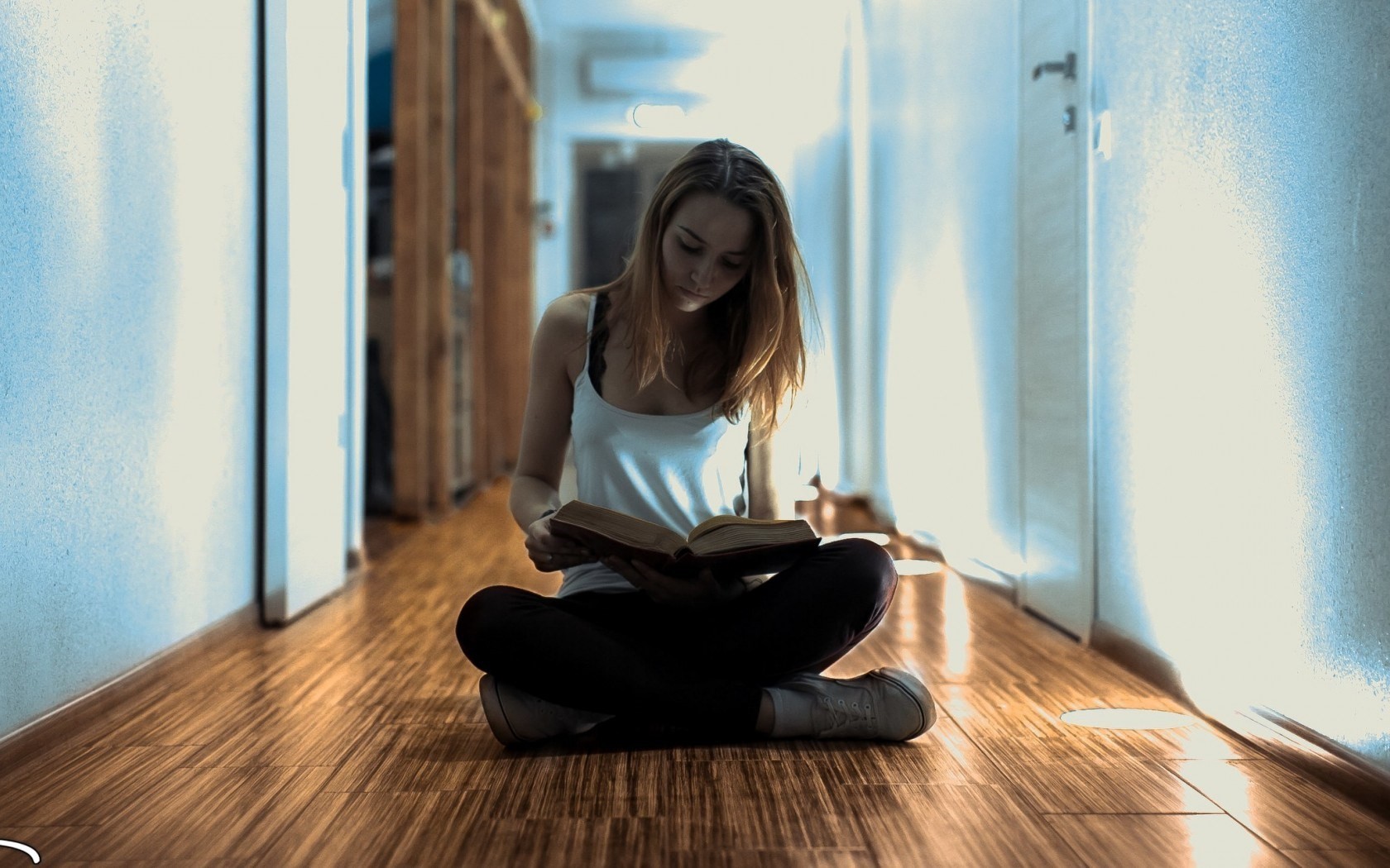 People 1680x1050 women books reading sitting brunette introvert on the floor women indoors legs crossed indoors