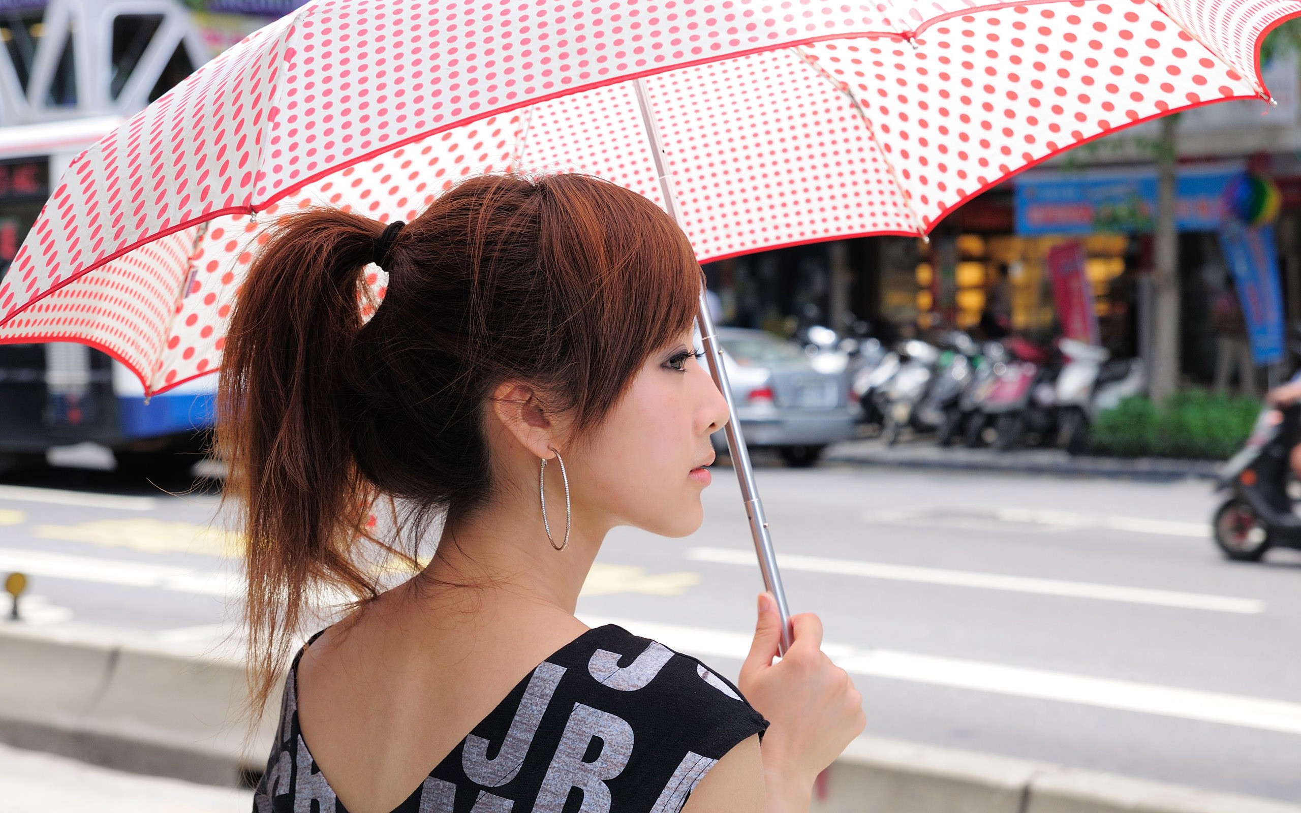 People 2560x1600 women Asian umbrella urban women outdoors outdoors Mikako Zhang Kaijie ponytail brunette Taiwanese women women with umbrella city hoop earrings