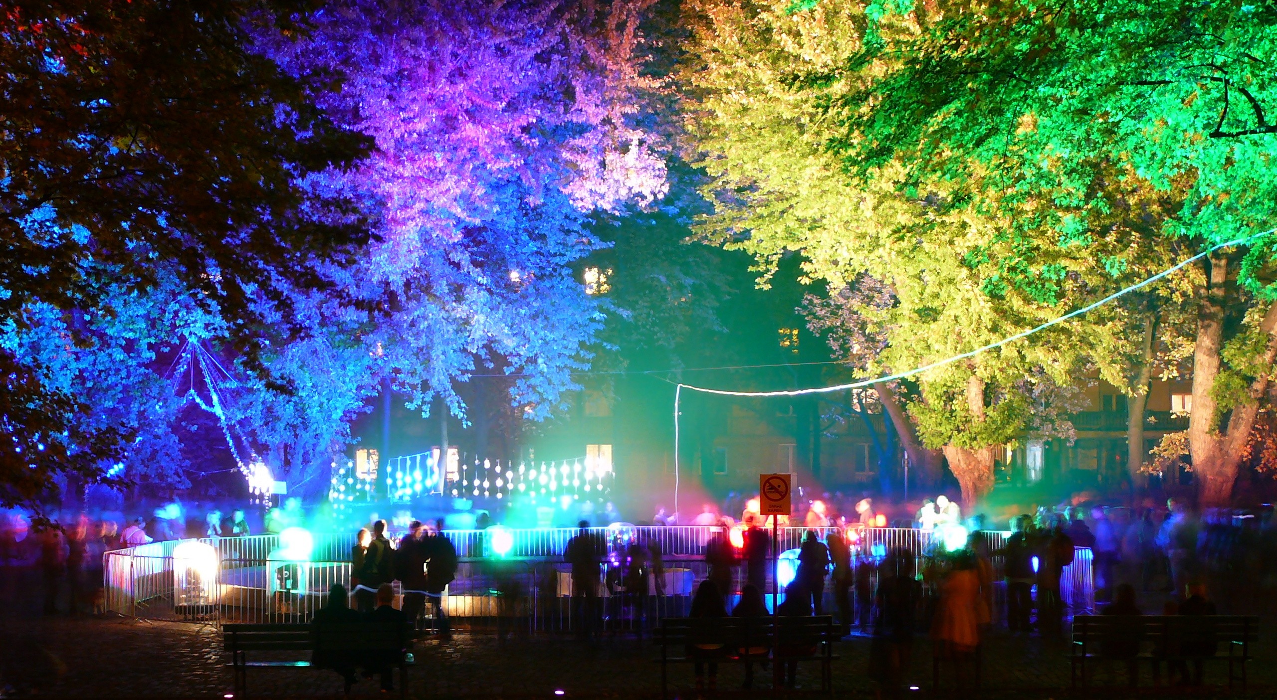 General 2560x1404 colorful trees lights park people night