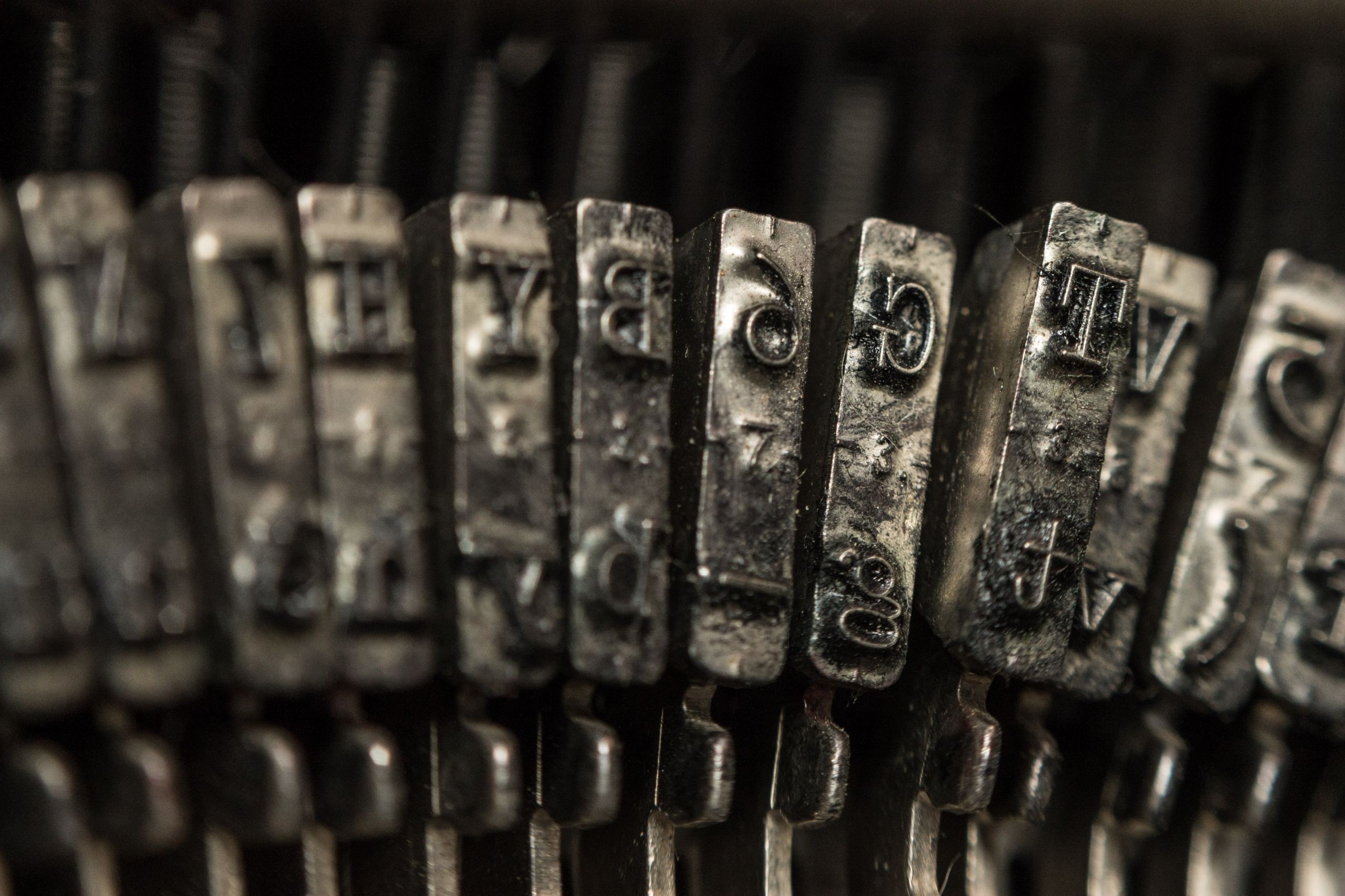 General 2560x1706 typography typewriters vintage technology monochrome metal depth of field mirrored