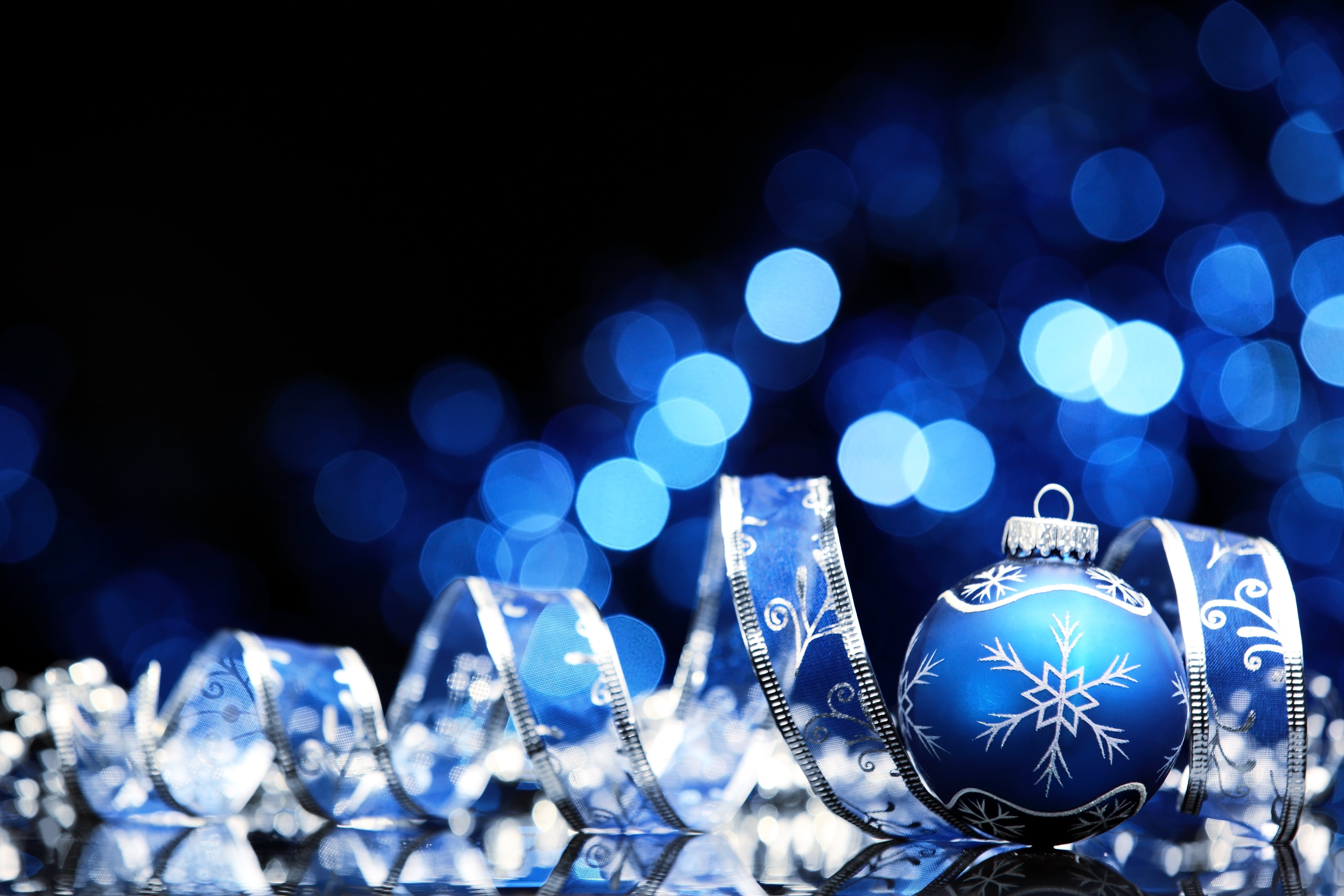 General 5616x3744 Christmas Christmas ornaments  blue holiday closeup