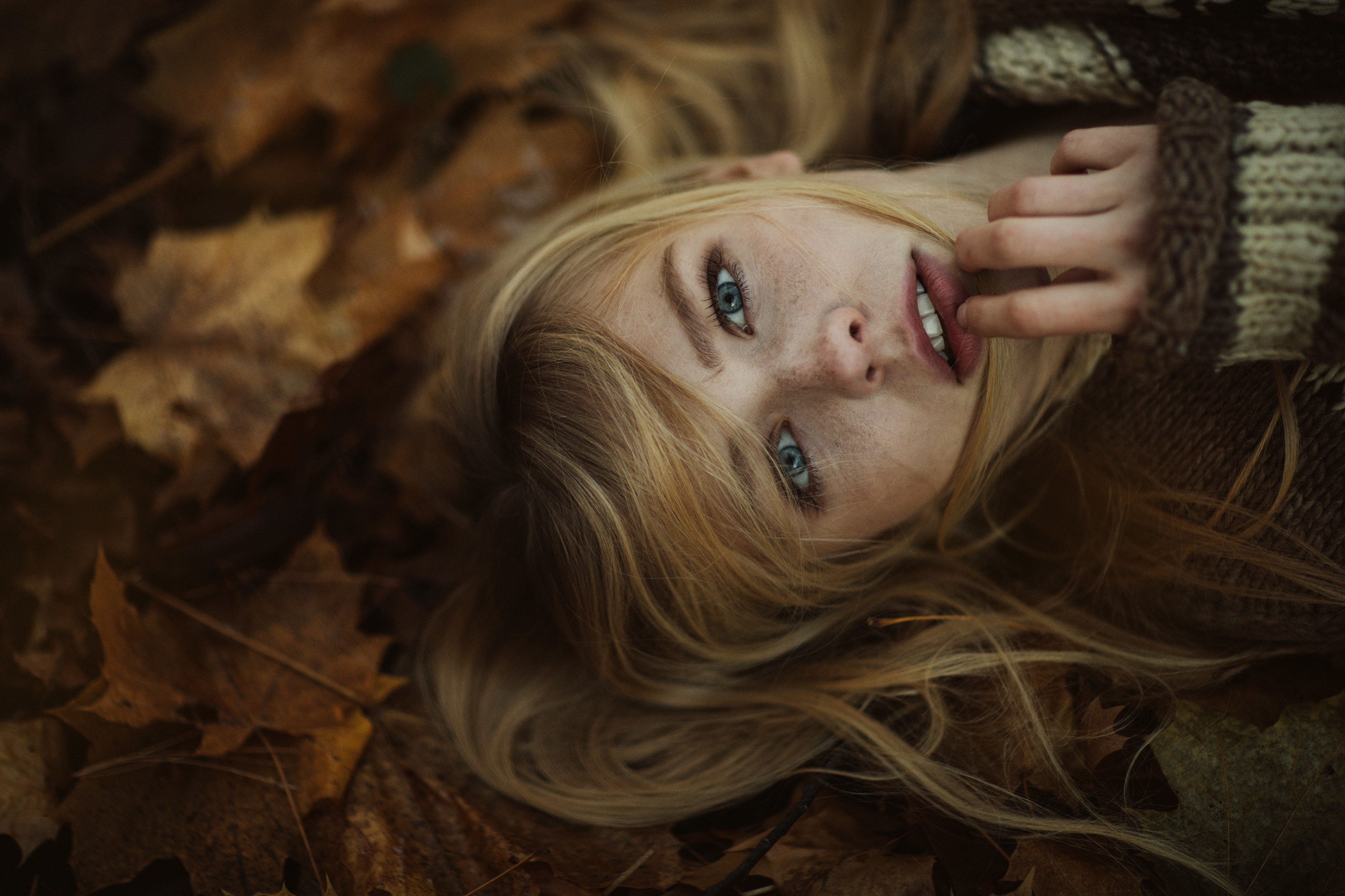 People 3900x2600 face women model looking at viewer fall fallen leaves leaves women outdoors outdoors blonde closeup