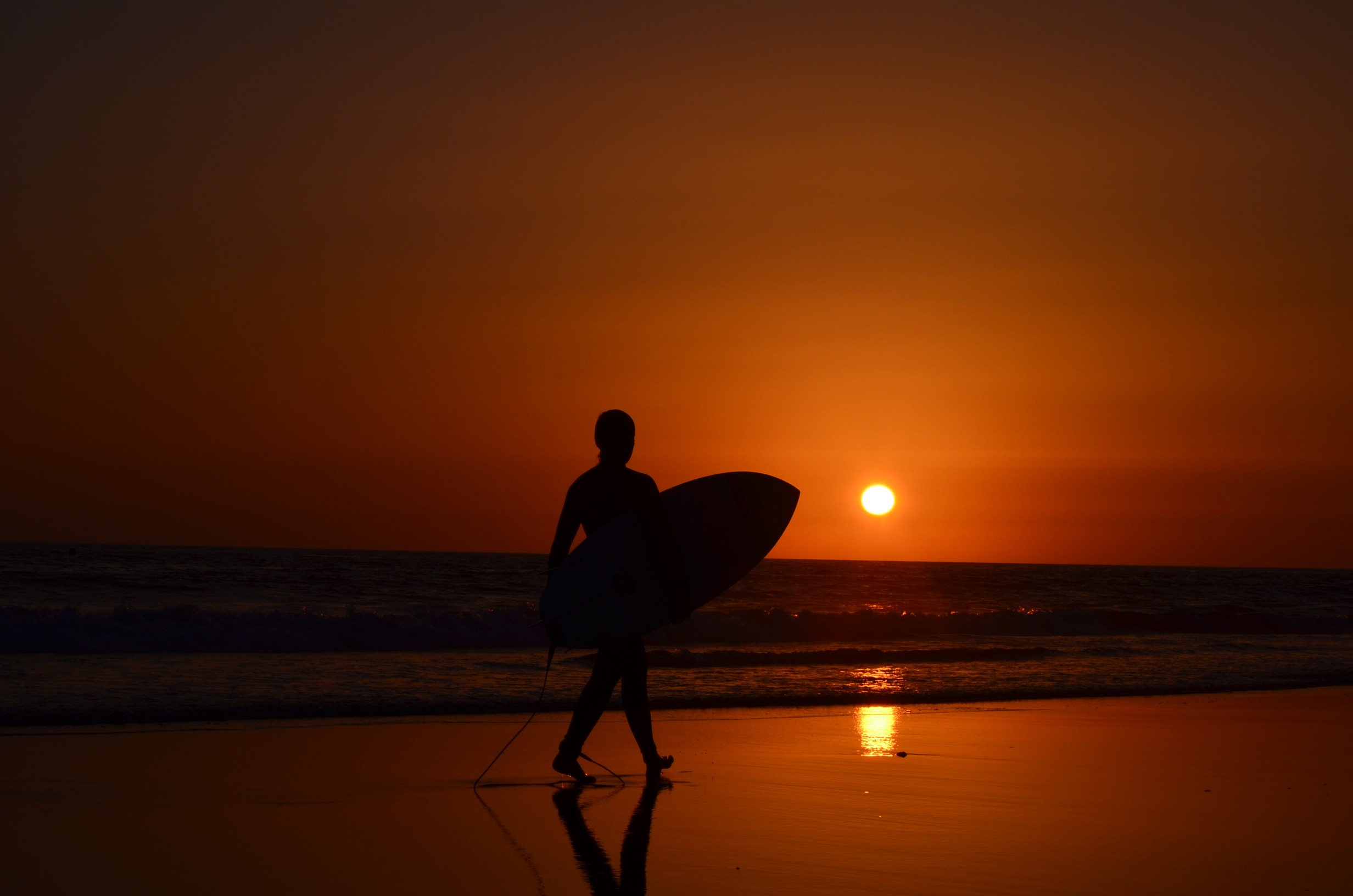 General 2464x1632 surfing sunset waves Ozean sea orange sky sky outdoors surfboards horizon dark Sun sunlight