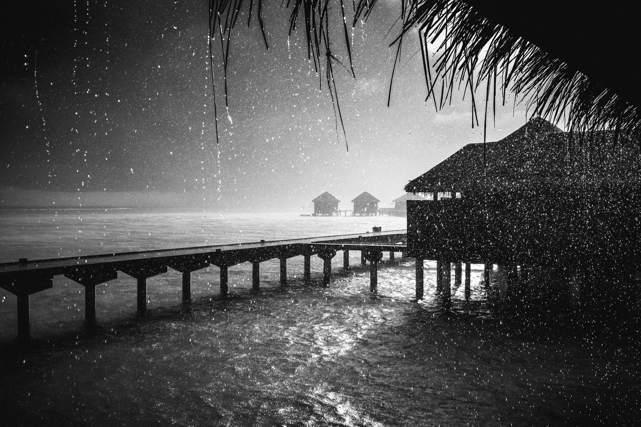 Rain beach. Ночной пляж. Дождь на море. Ночной пейзаж на пляже. Дождливое море.