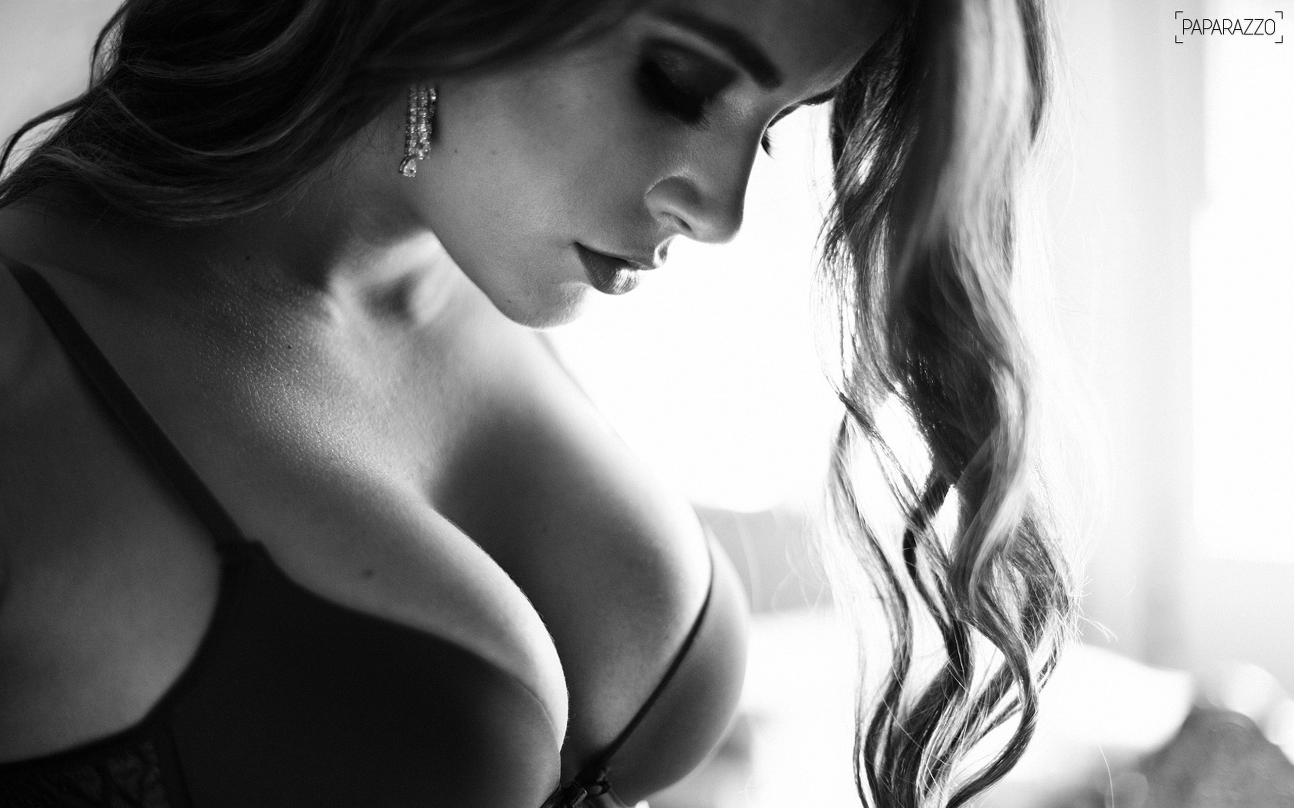 People 2560x1600 women big boobs boobs face paparazzo monochrome women indoors Laisa Portela indoors cleavage bra model