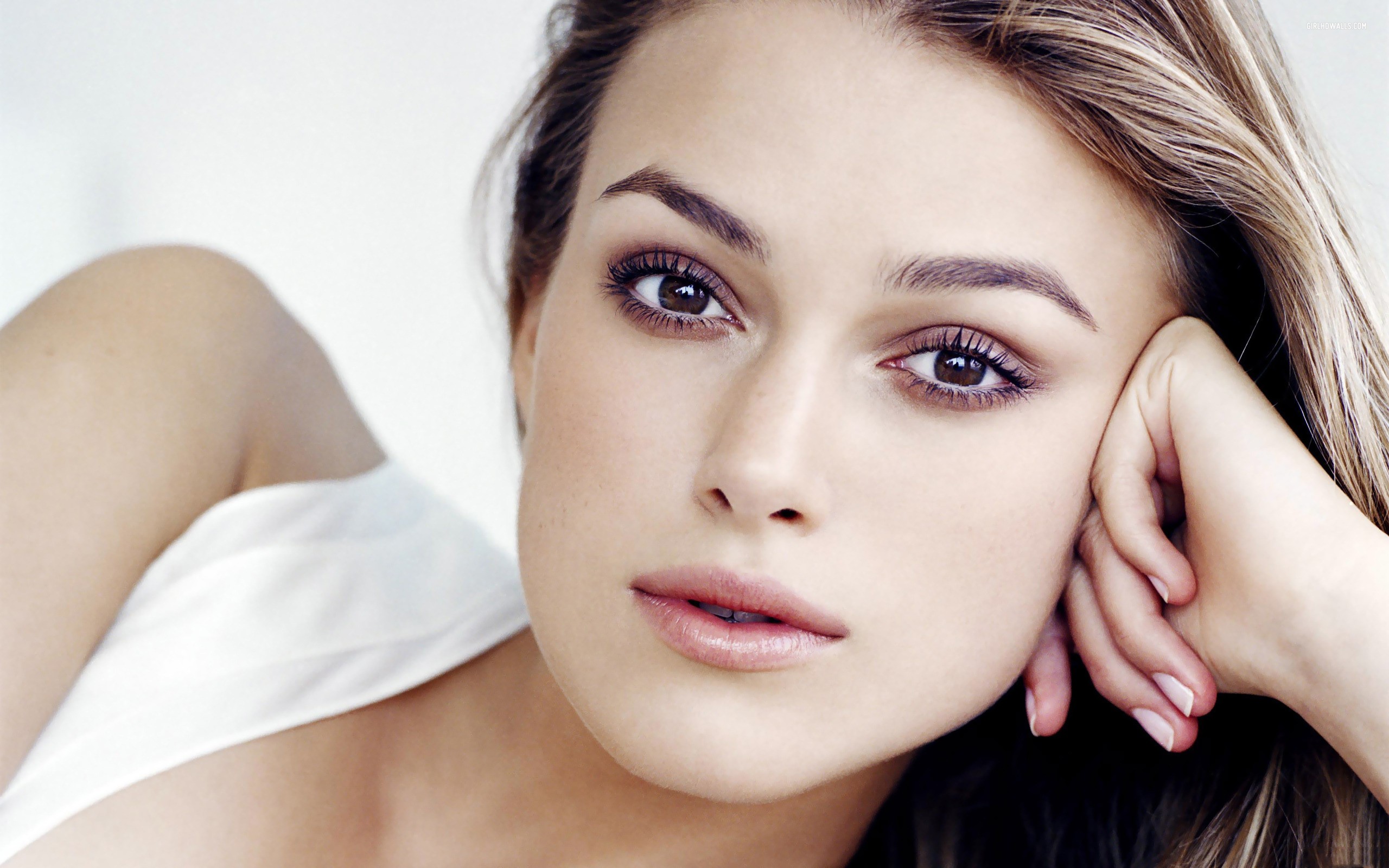 People 2560x1600 Keira Knightley women actress closeup face brunette looking at viewer eyeshadow women indoors studio simple background white background celebrity