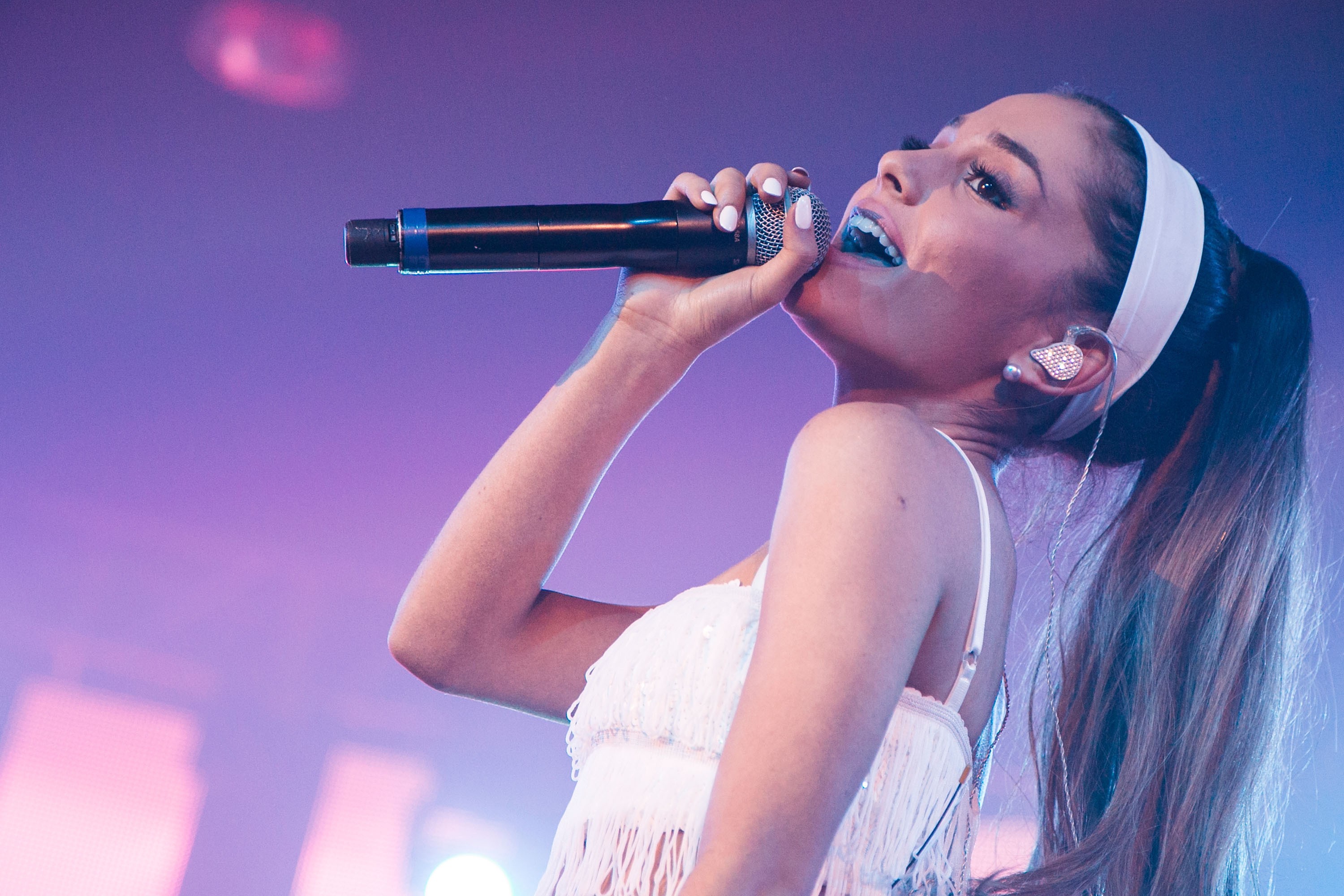People 3000x2000 Ariana Grande music women singer celebrity long hair microphone