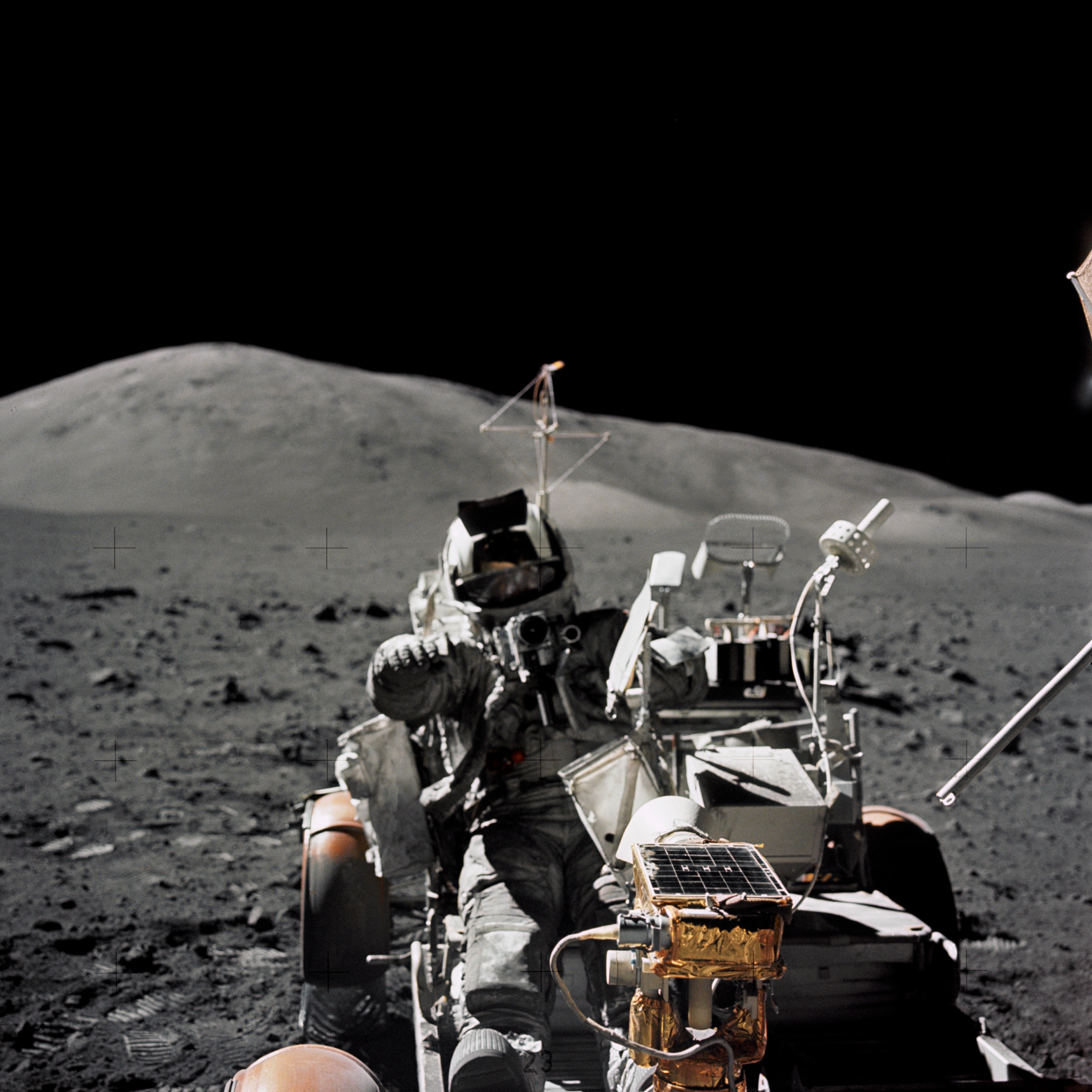 17 апреля лунный. Аполлон 17 Юджин Сернан. Миссия Аполлон 17. Харрисон Шмитт астронавт. Аполлон 17 фото НАСА.