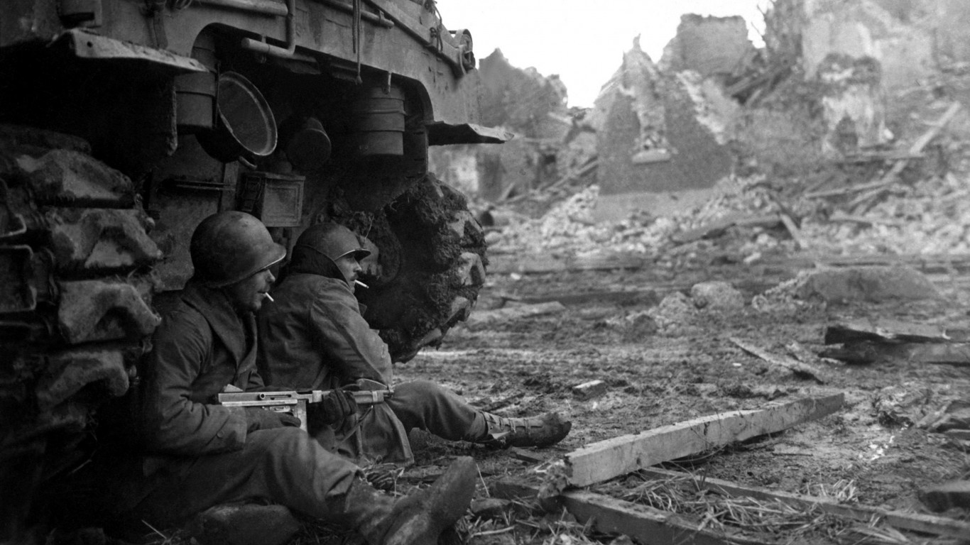 General 1366x768 World War II vintage monochrome war soldier smoking military machine gun men M4 Sherman