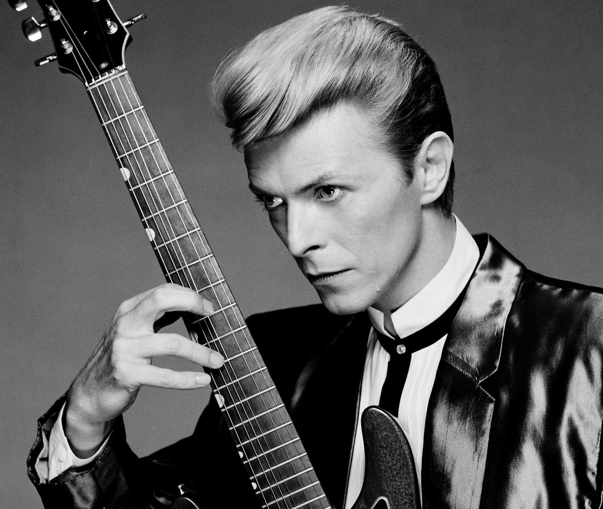 People 1920x1621 David Bowie musician monochrome guitar suits deceased men simple background