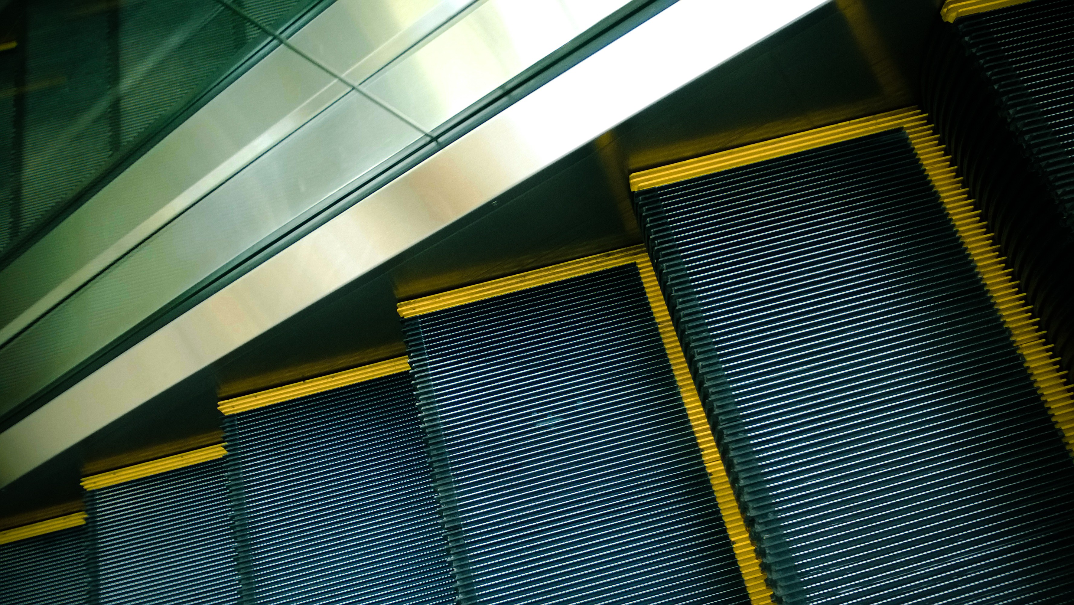 General 3552x2000 escalator indoors metal yellow closeup
