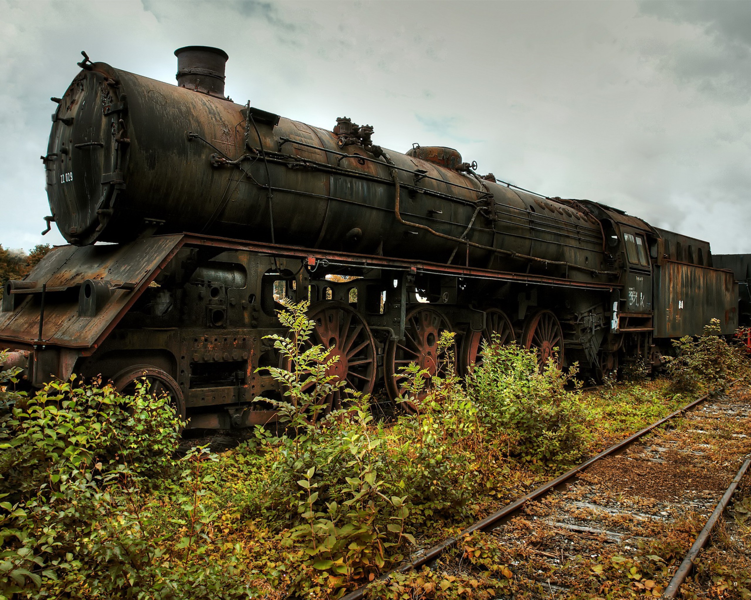 General 2560x2048 train steam locomotive vehicle wreck rust old locomotive