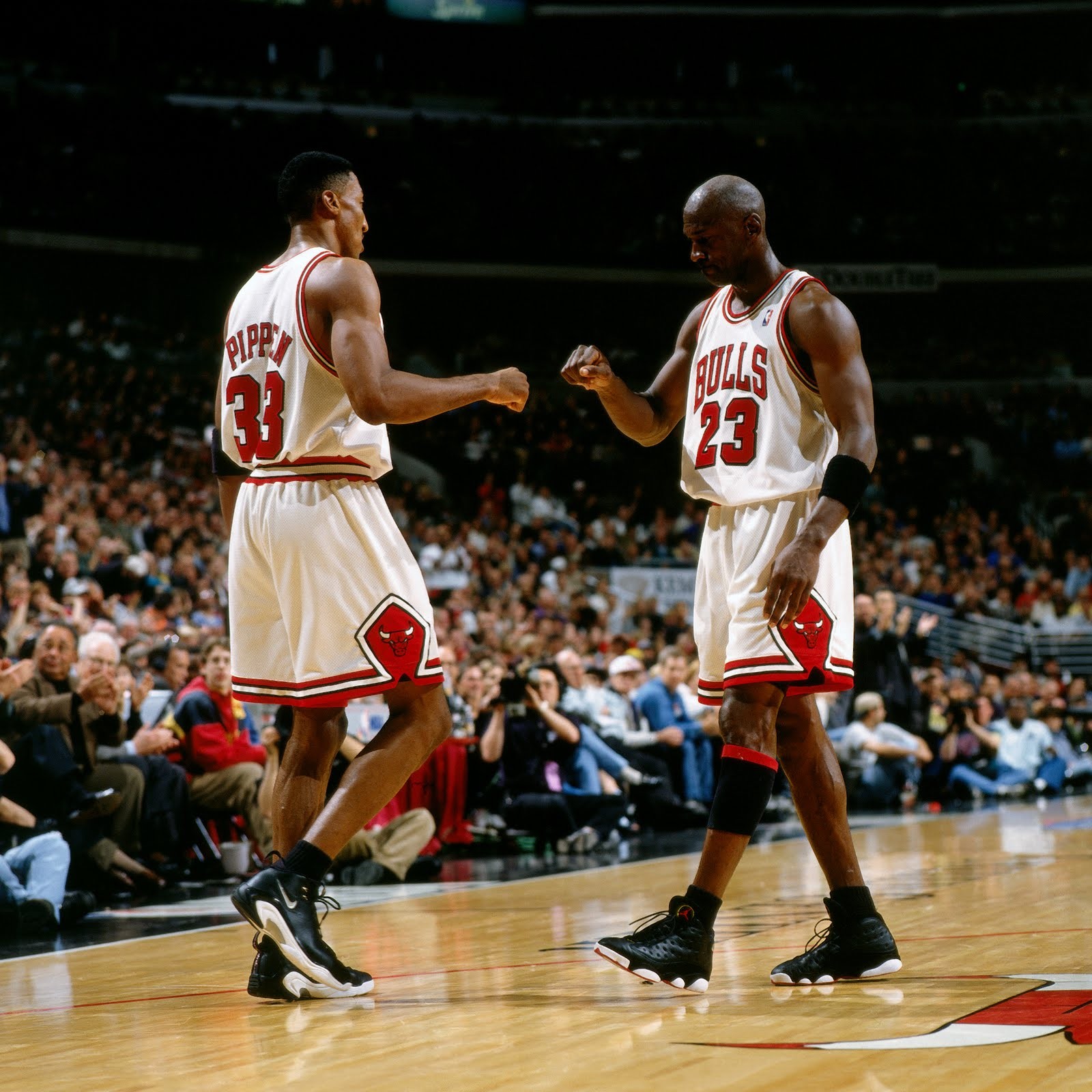 People 1600x1600 men basketball Michael Jordan Chicago Bulls legend NBA sport