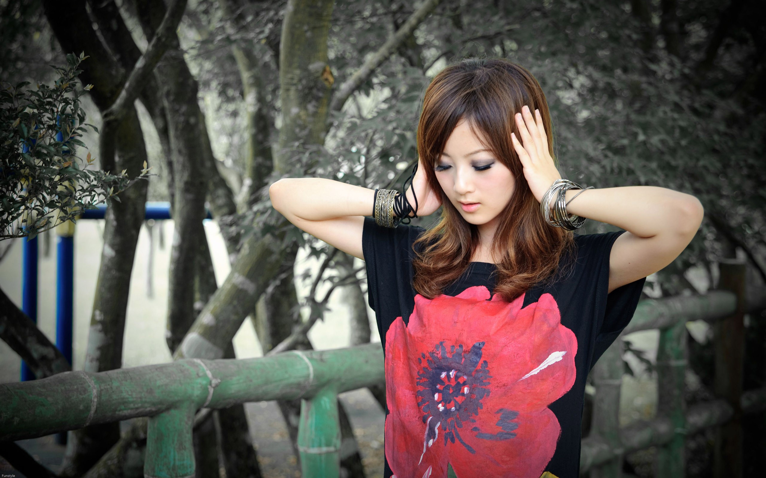 People 2560x1600 Asian hands on head model Mikako Zhang Kaijie bracelets women T-shirt makeup Taiwanese women