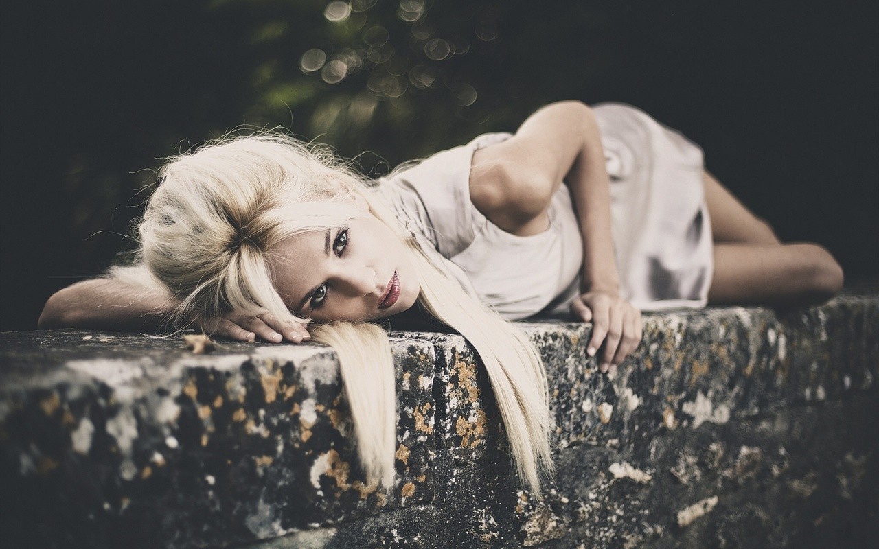 People 1280x800 Leslie Grillot women blonde women outdoors long hair white dress outdoors lying down lipstick looking at viewer dyed hair makeup red lipstick eyeliner