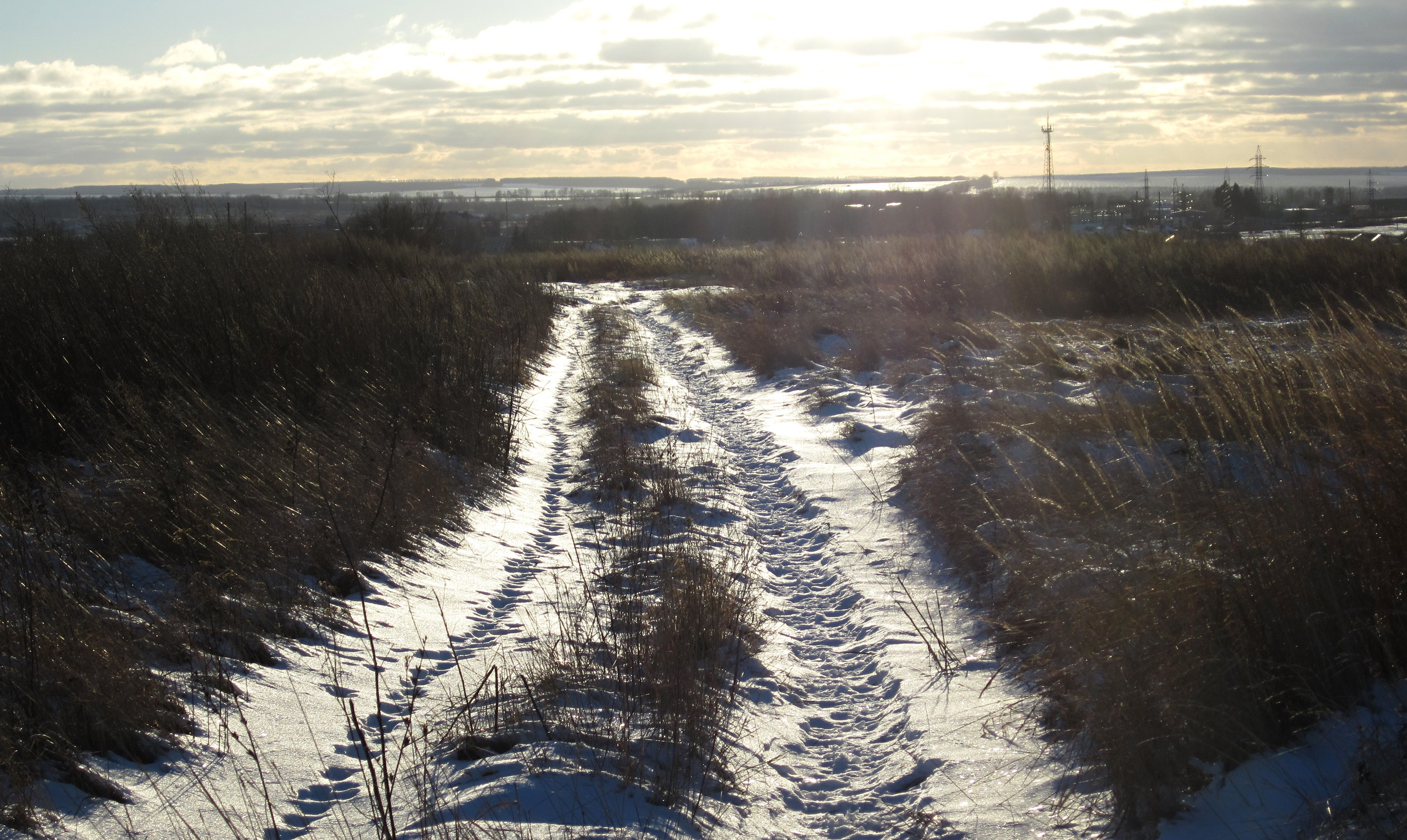 General 4000x2388 Russia winter snow road path dirt road
