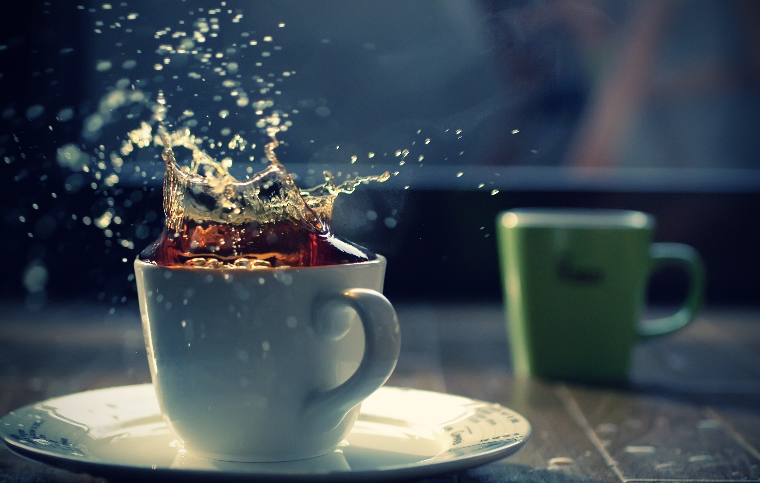 General 2568x1631 tea liquid splashes cup coffee closeup beverages depth of field plates