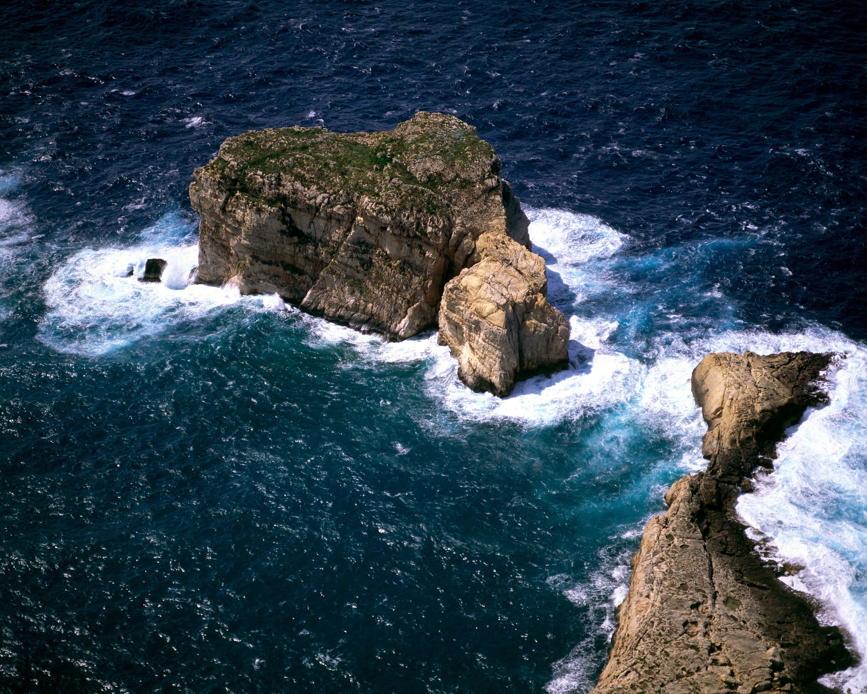 General 3000x2400 nature landscape sea island cliff rocks water