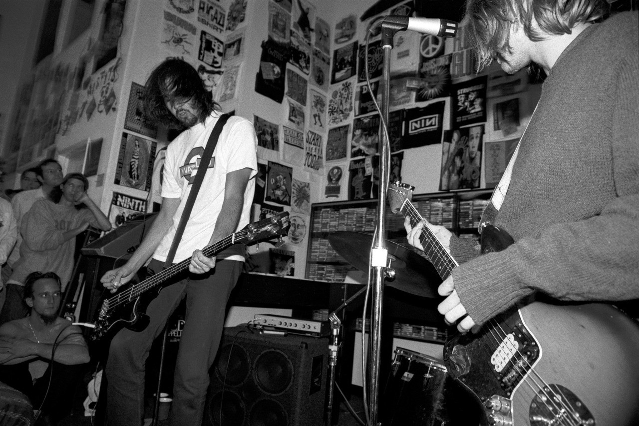 People 1280x853 men musician rockstar grunge Nirvana Kurt Cobain Krist Novoselic monochrome legends guitar bass guitars crowds concerts music