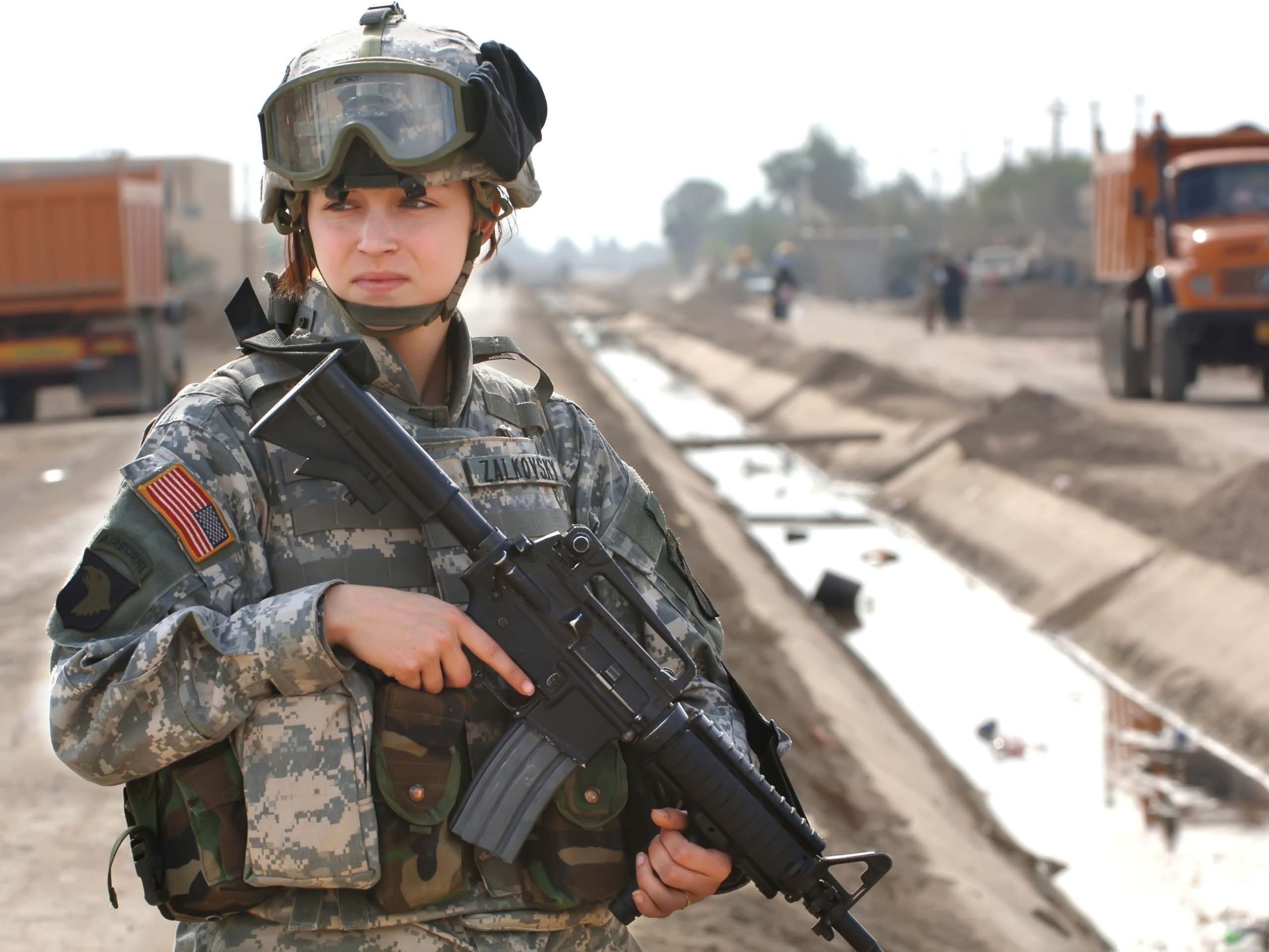 People 2560x1920 AR-15 camouflage uniform helmet military weapon girls with guns black guns women machine gun