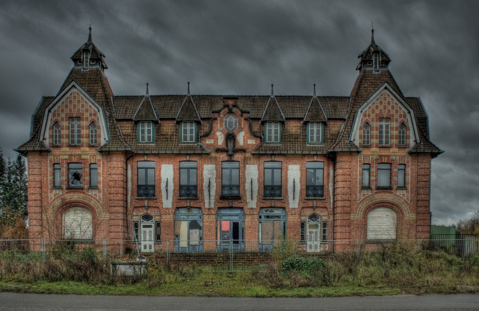 General 1568x1018 abandoned Belgium casino mansions house