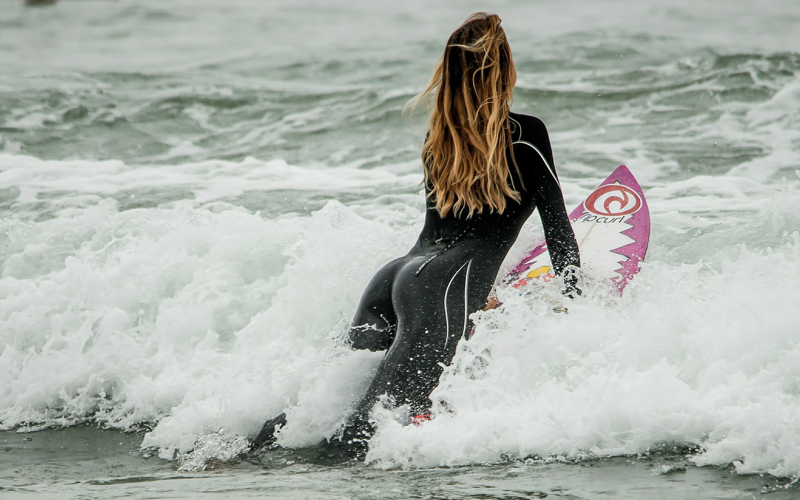 People 2560x1600 women sport surfers surfboards wetsuit wet hair ass women outdoors in water long hair dyed hair