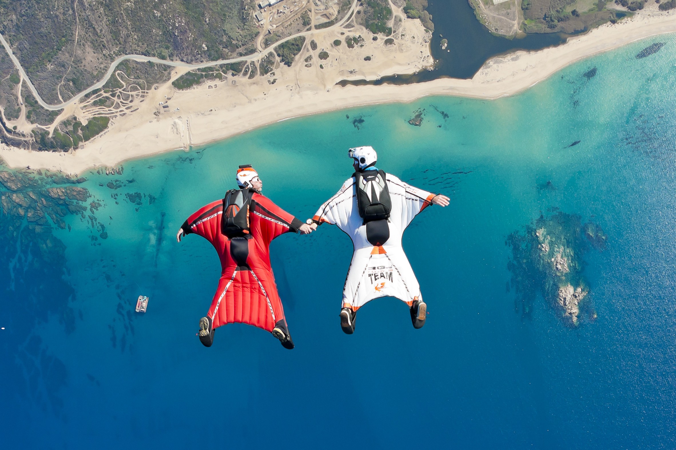 People 2364x1576 skydiving skydiver beach sea aerial view