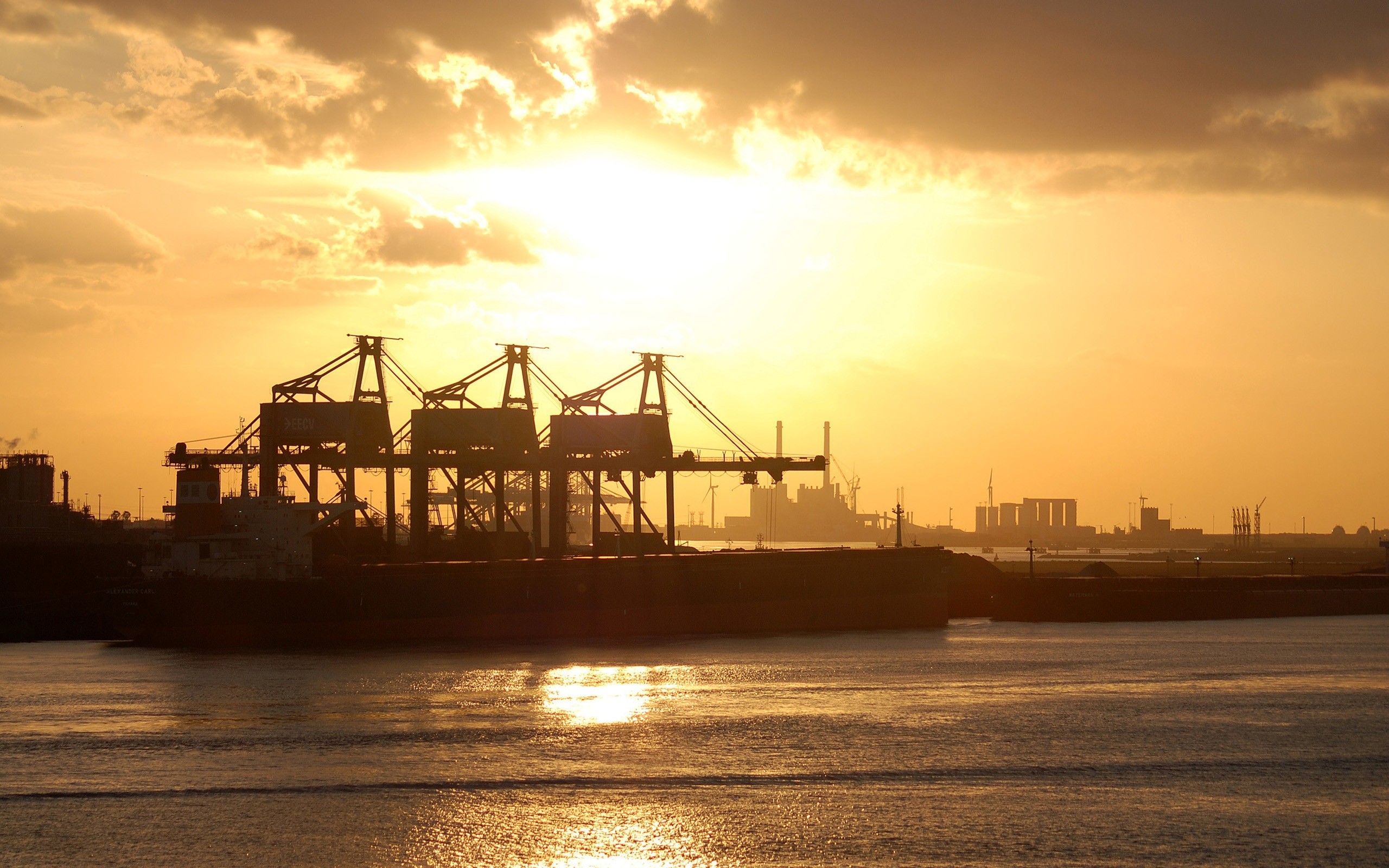 General 2560x1600 photography industrial cranes (machine) sunset harbor sea water ship ports sky sunlight
