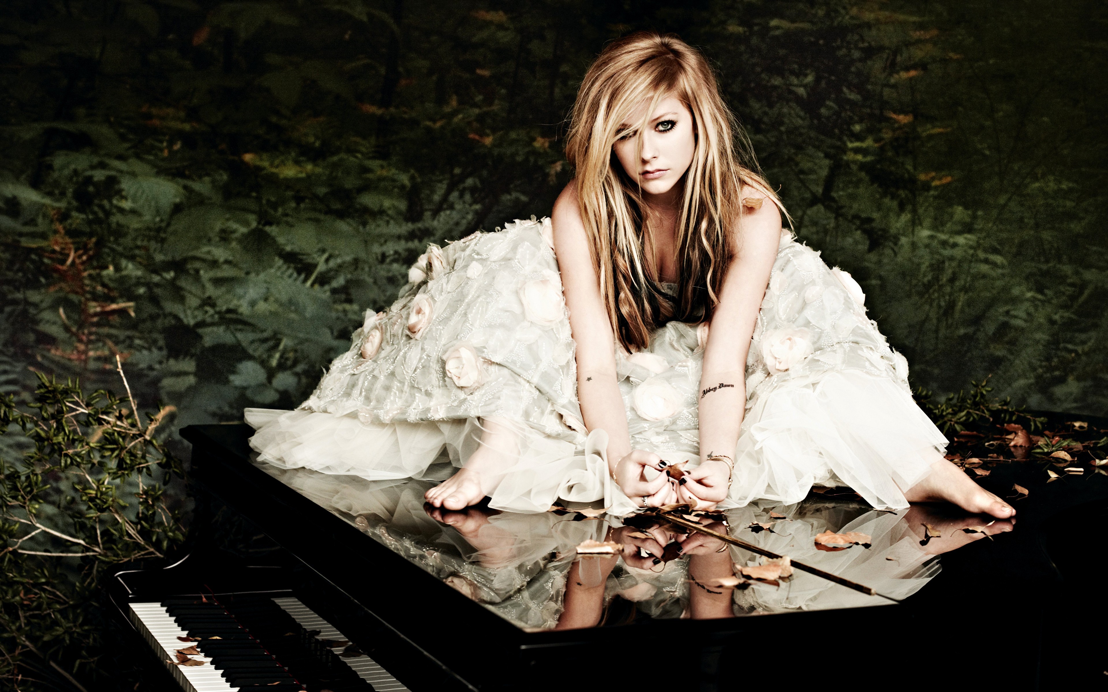 People 3840x2400 Avril Lavigne singer celebrity women piano Canadian women hair in face makeup white dress dress white clothing long hair musical instrument