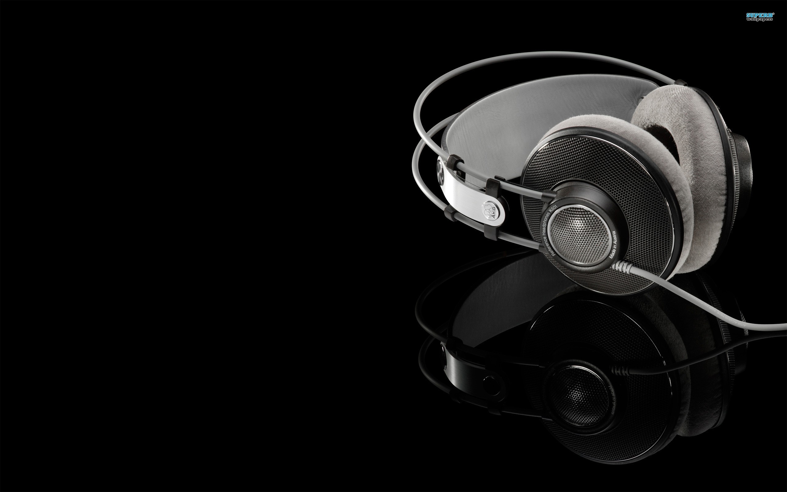 General 2560x1600 AKG headphones simple background black background