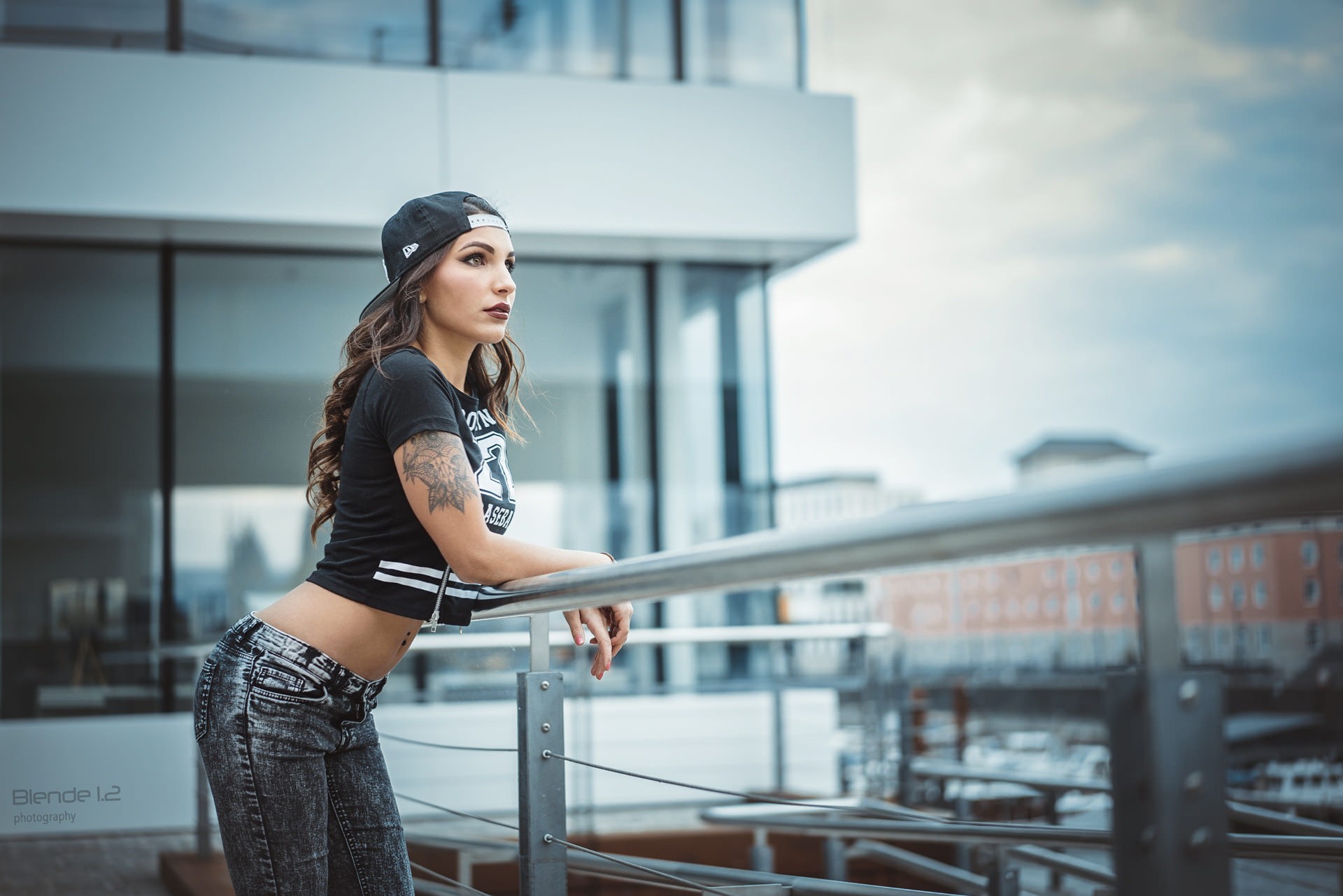 People 1920x1282 women model jeans tattoo baseball cap T-shirt crop top urban women outdoors inked girls hat women with hats bare midriff pierced navel belly makeup looking into the distance building Blende Pi