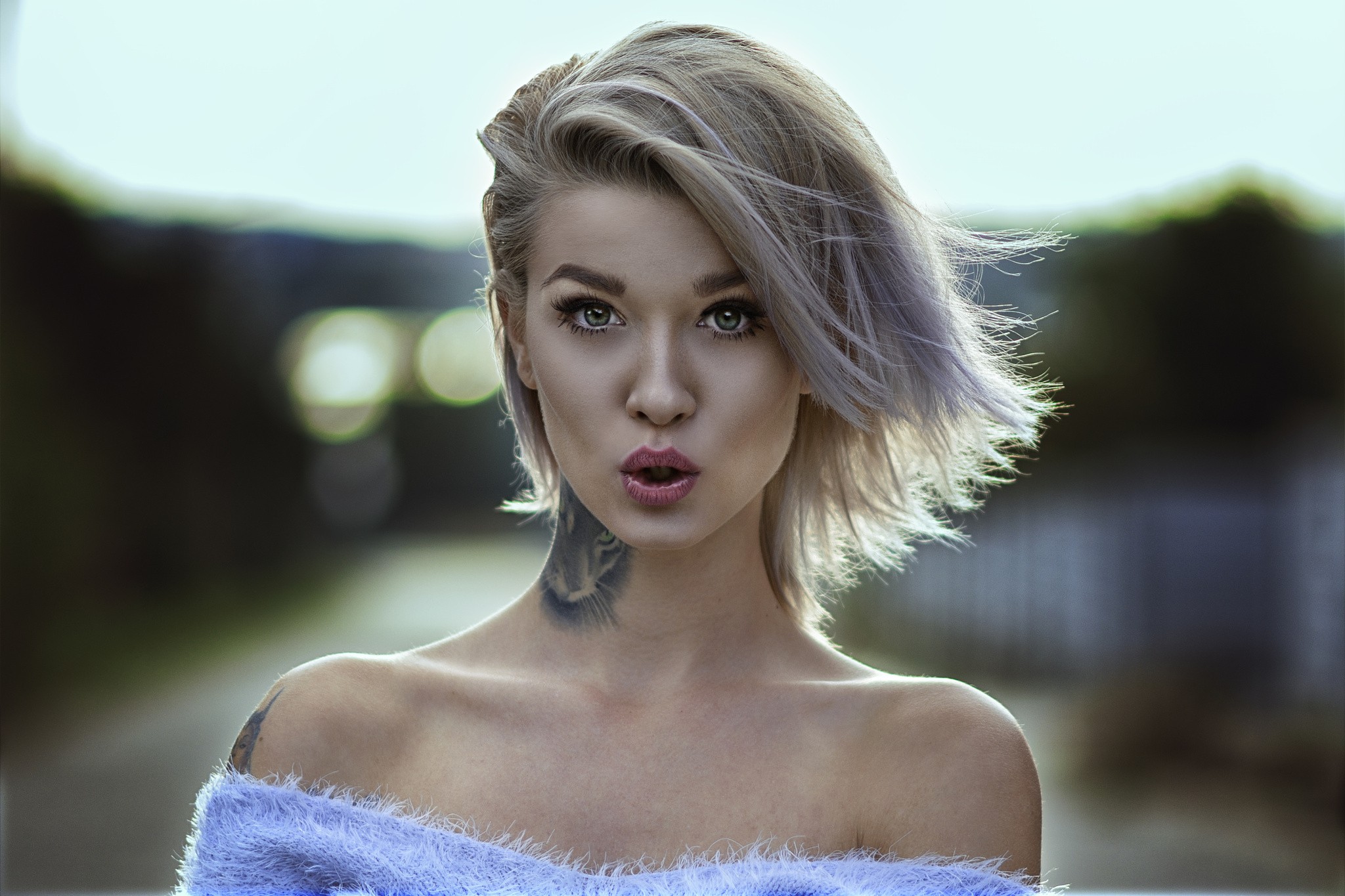 People 2048x1365 women model blonde green eyes short hair bare shoulders portrait windy tattoo open mouth makeup women outdoors looking at viewer inked girls dyed hair