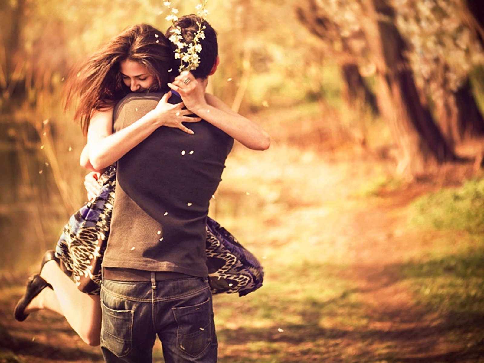 People 1600x1200 couple lovers women men petals hugging women outdoors men outdoors happy love