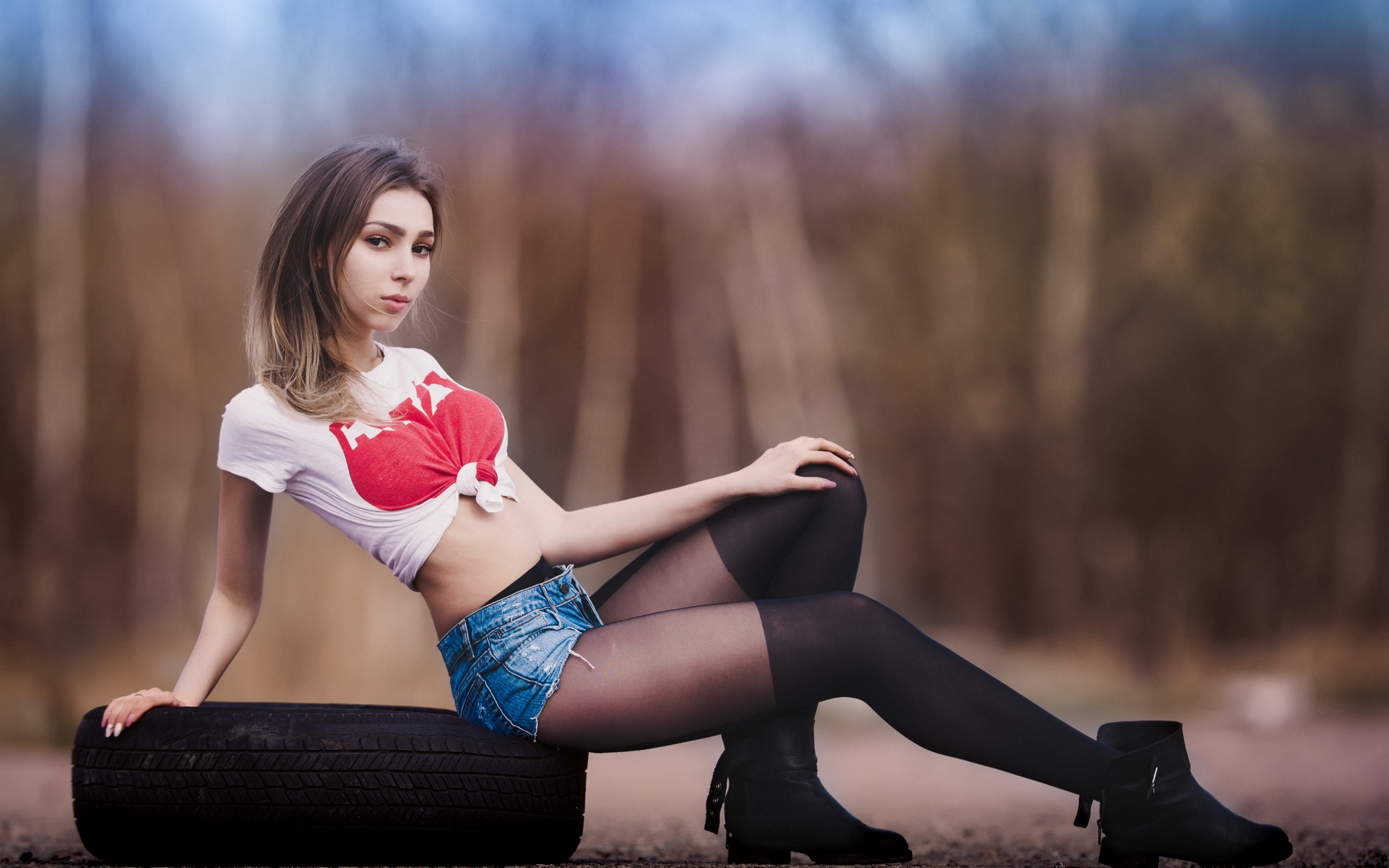 People 2880x1800 women model red lipstick white tops jeans black stockings hand on leg women outdoors shoes jean shorts tires tied top T-shirt Ilya Arte