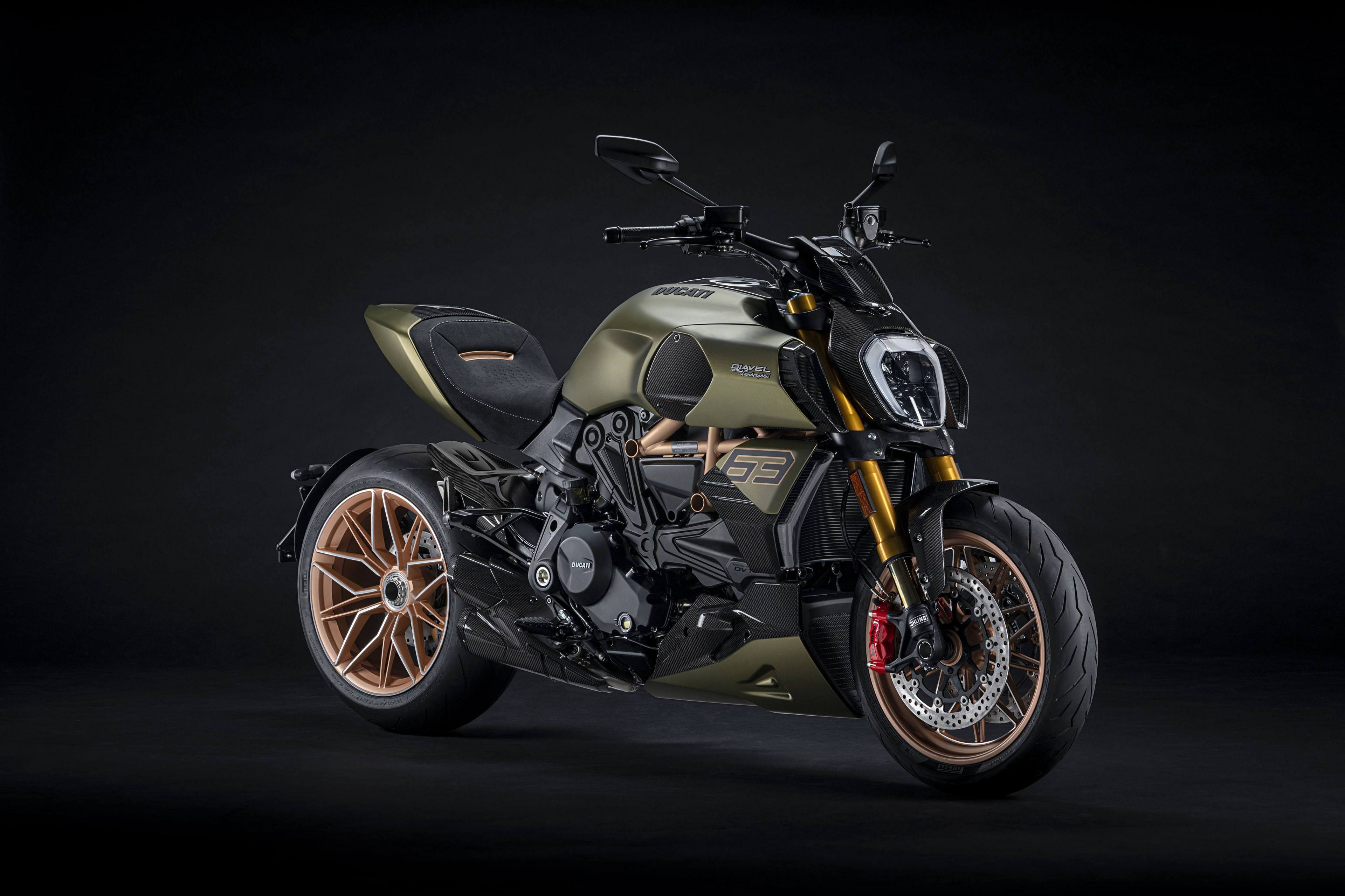 General 3840x2560 Ducati Diavel motorcycle superbike vehicle dark background digital art simple background