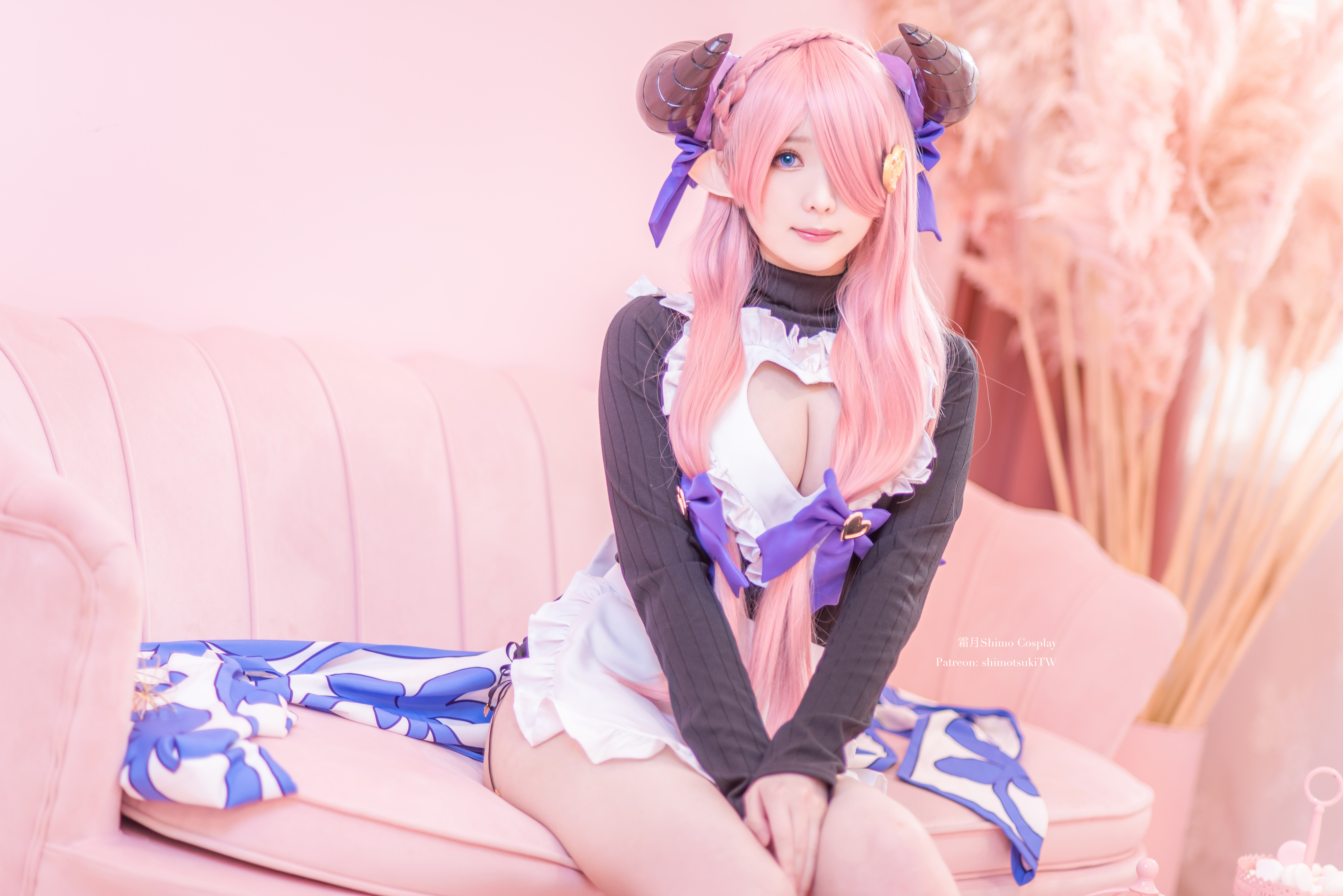 People 7360x4912 Shimo Cosplay women model Asian cosplay Narumeia (Granblue Fantasy) Granblue Fantasy dress apron maid maid outfit horns pink hair looking at viewer hair over one eye sitting smiling couch indoors women indoors depth of field pink cleavage cutout