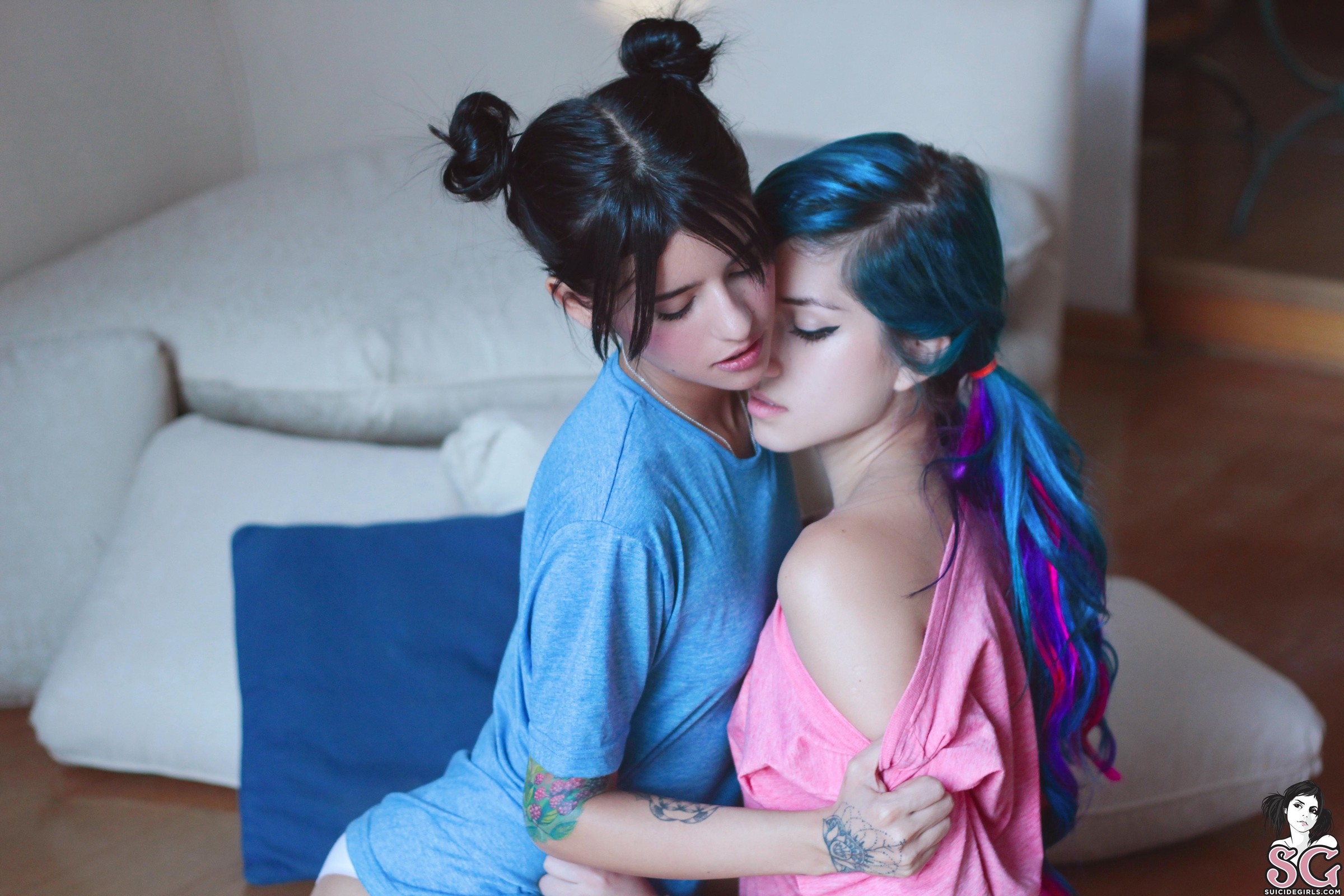 People 2400x1600 Suicide Girls Ness Suicide Fay Suicide blue hair women lesbians T-shirt Chilean women women indoors indoors two women multi-colored hair black hair inked girls watermarked model tattoo