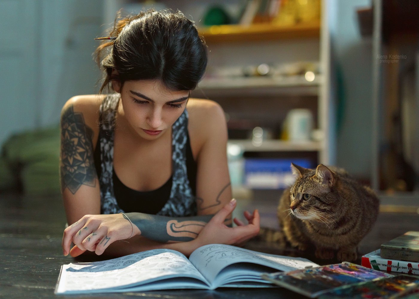 People 1400x1000 women books tattoo cats introvert animals mammals inked girls reading dark hair women indoors indoors
