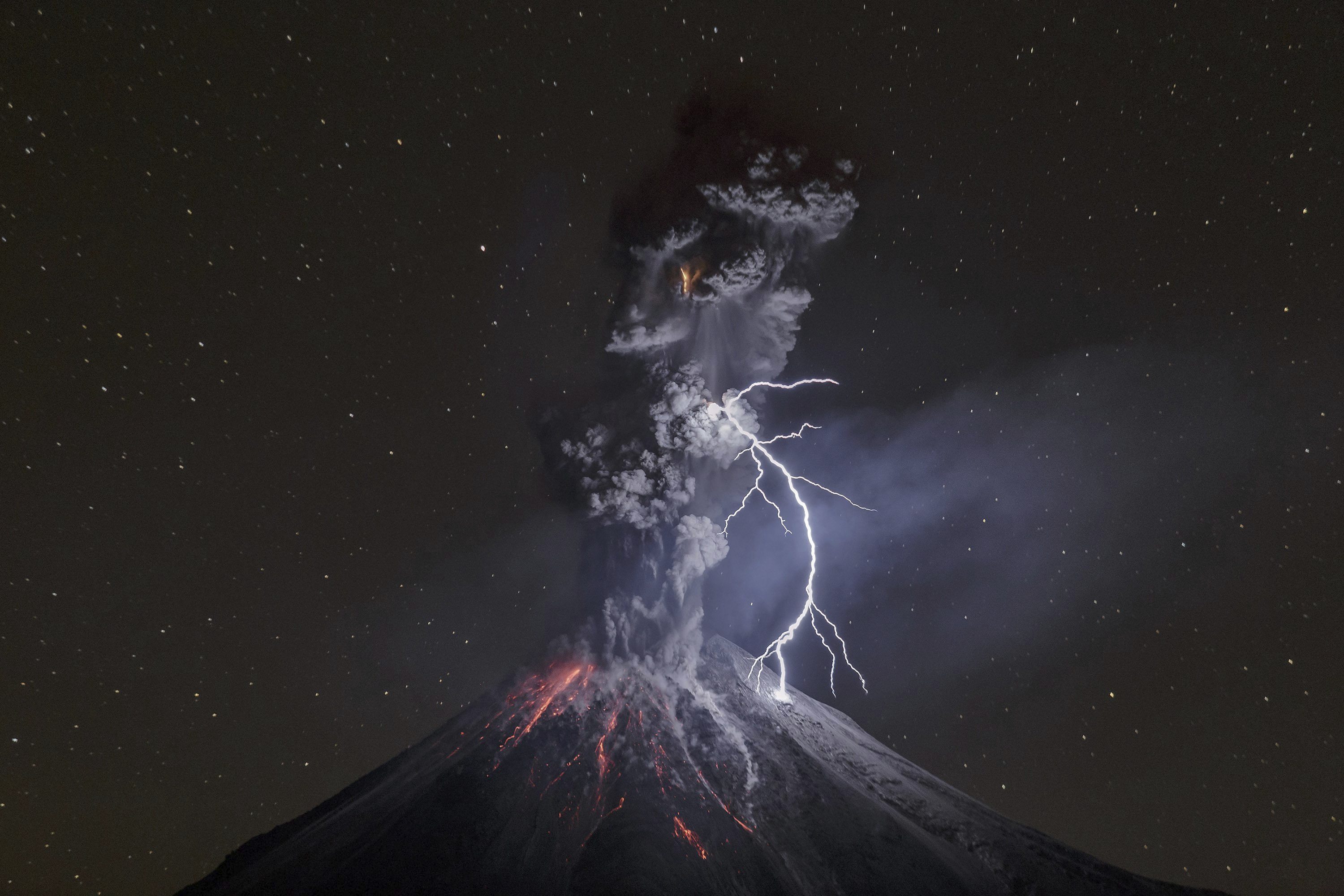 General 3000x2000 Bali volcano lightning clouds