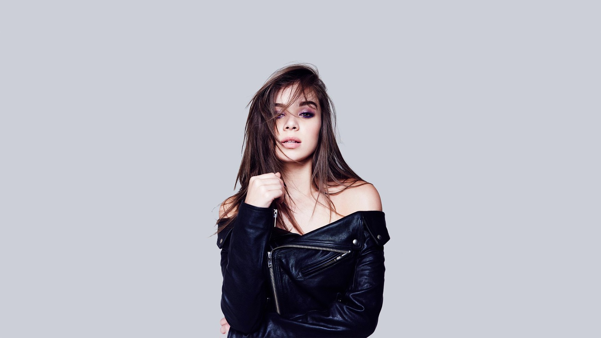 People 1920x1080 Hailee Steinfeld women looking at viewer frontal view simple background parted lips women indoors indoors leather jacket pale makeup pink lipstick brunette gray background studio American women singer actress