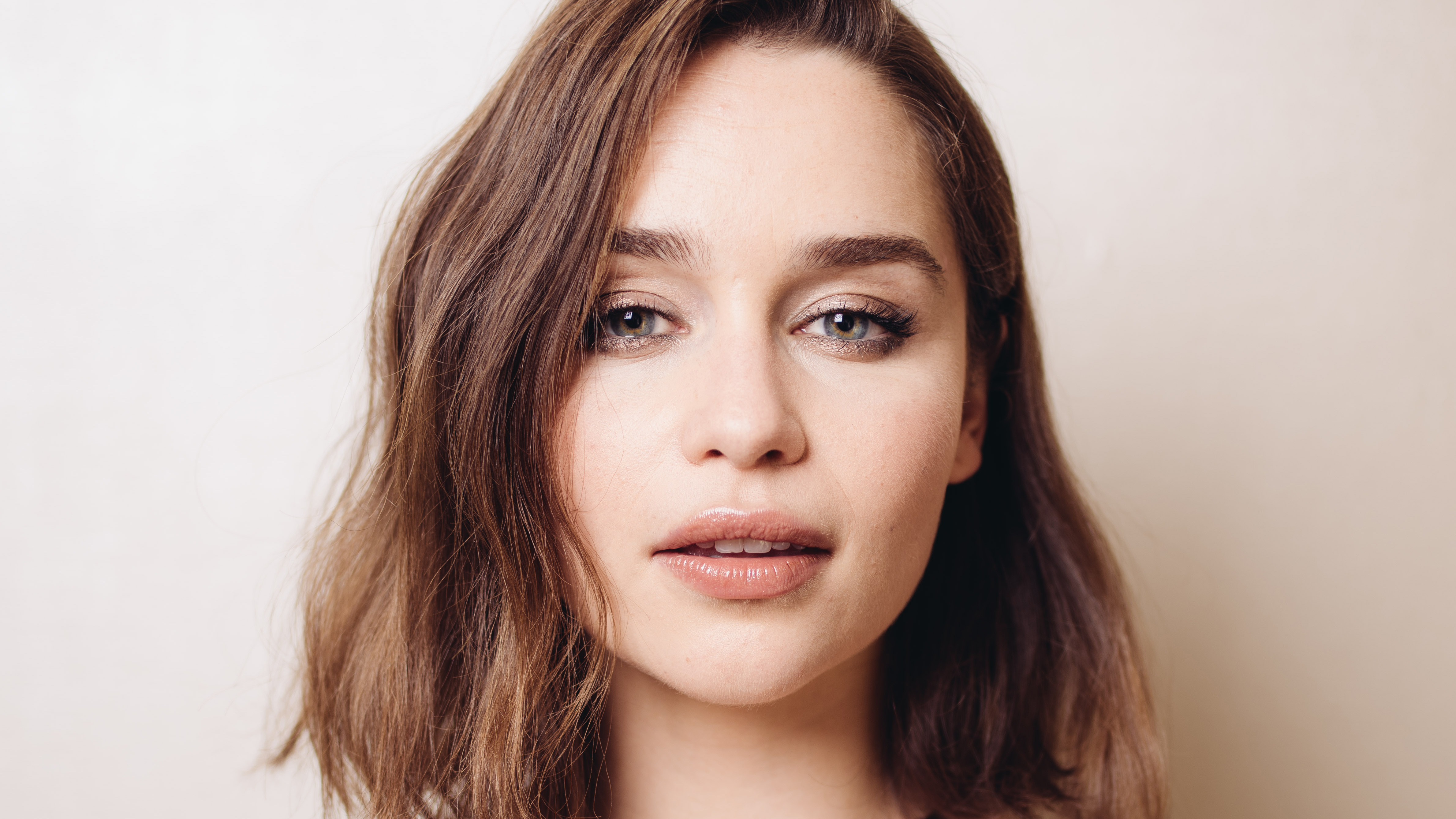 People 4758x2676 Emilia Clarke actress brunette green eyes pink lipstick simple background women